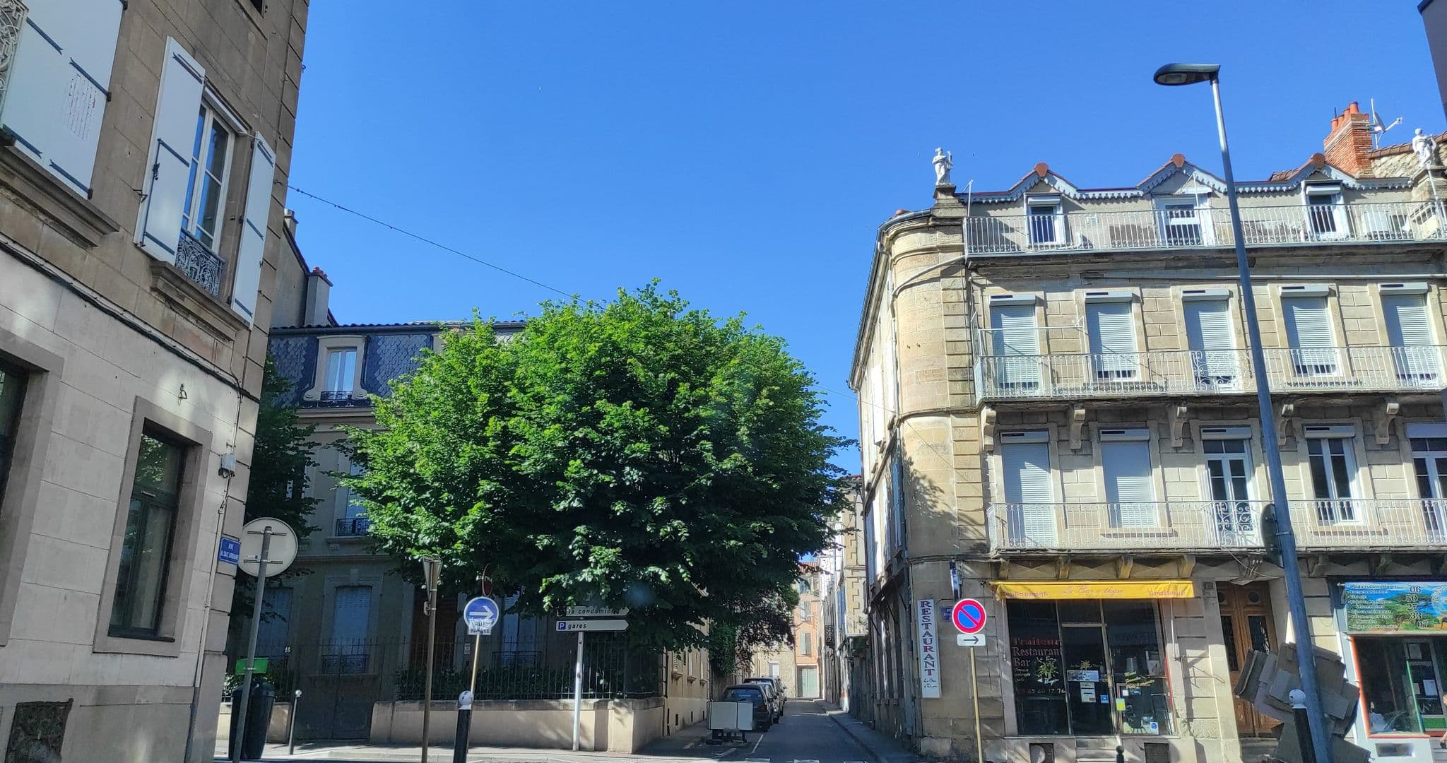 Street view near Hotel Jalade, Millau — © yod4z (CC BY-SA · Mapillary)