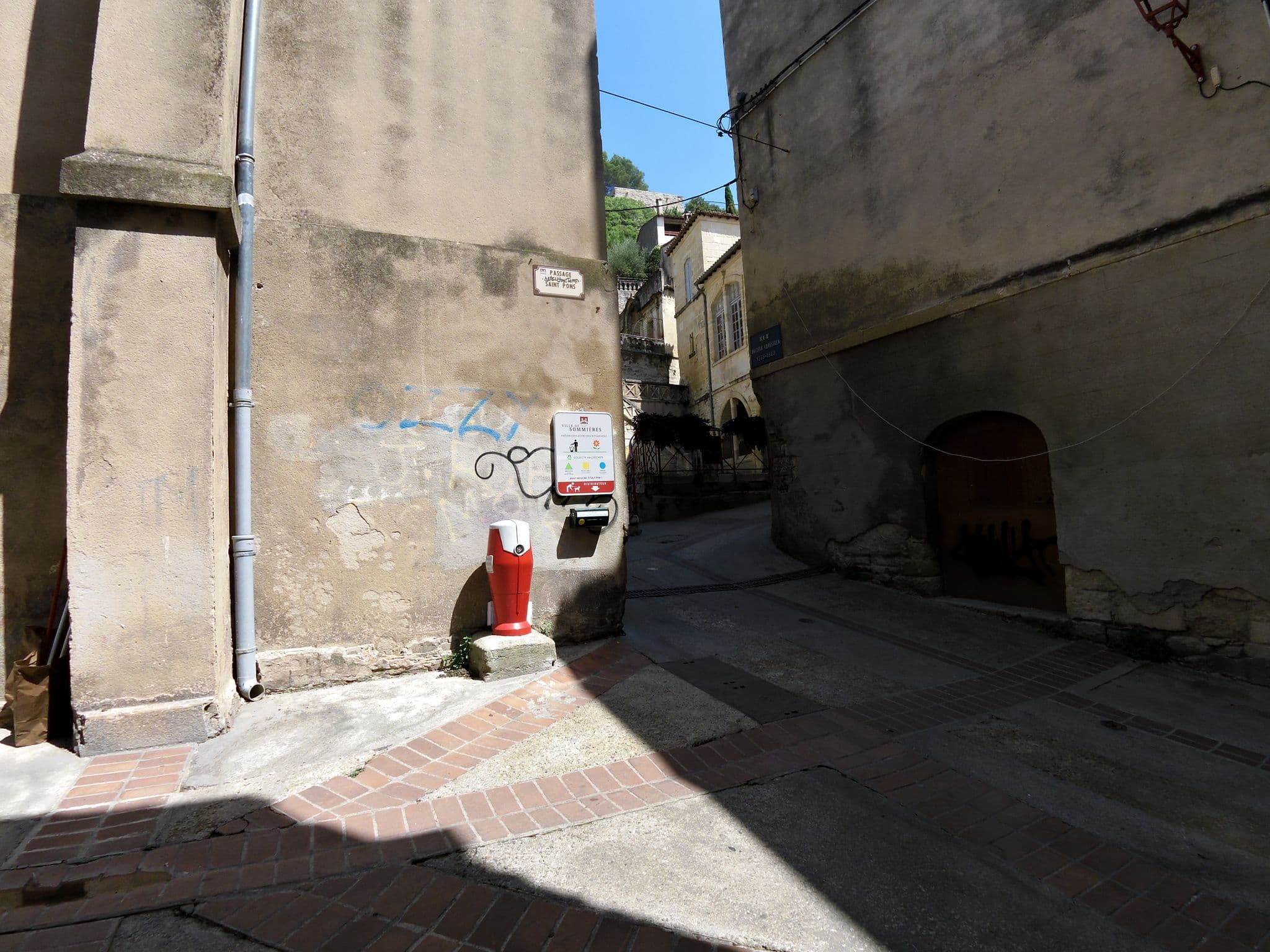 Street view near Hôtel de l'Orange, Sommières — © balooval (CC BY-SA · Mapillary)