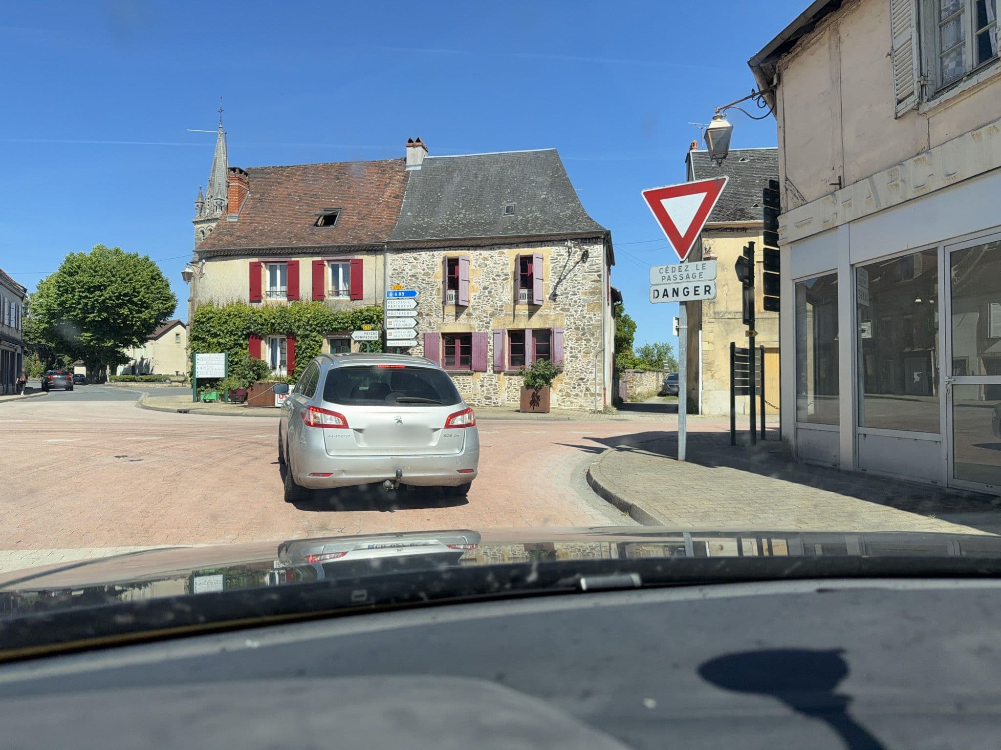 Street view near L'Auberge de Lanouaille, Lanouaille — © Stef237 (CC BY-SA · Mapillary)