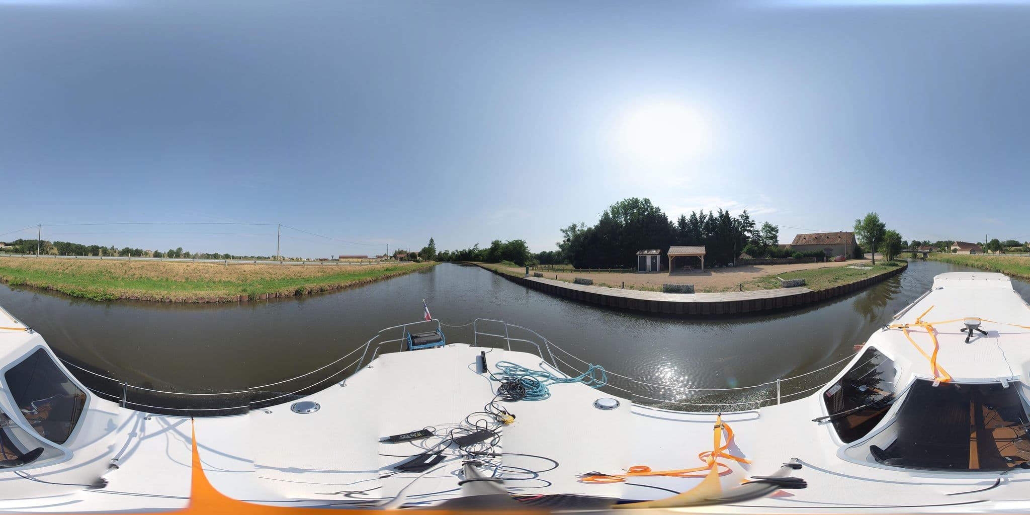 Street view near Bonnand – bord du canal Luneau, Saint-Yan — © pgehin (CC BY-SA · Mapillary)