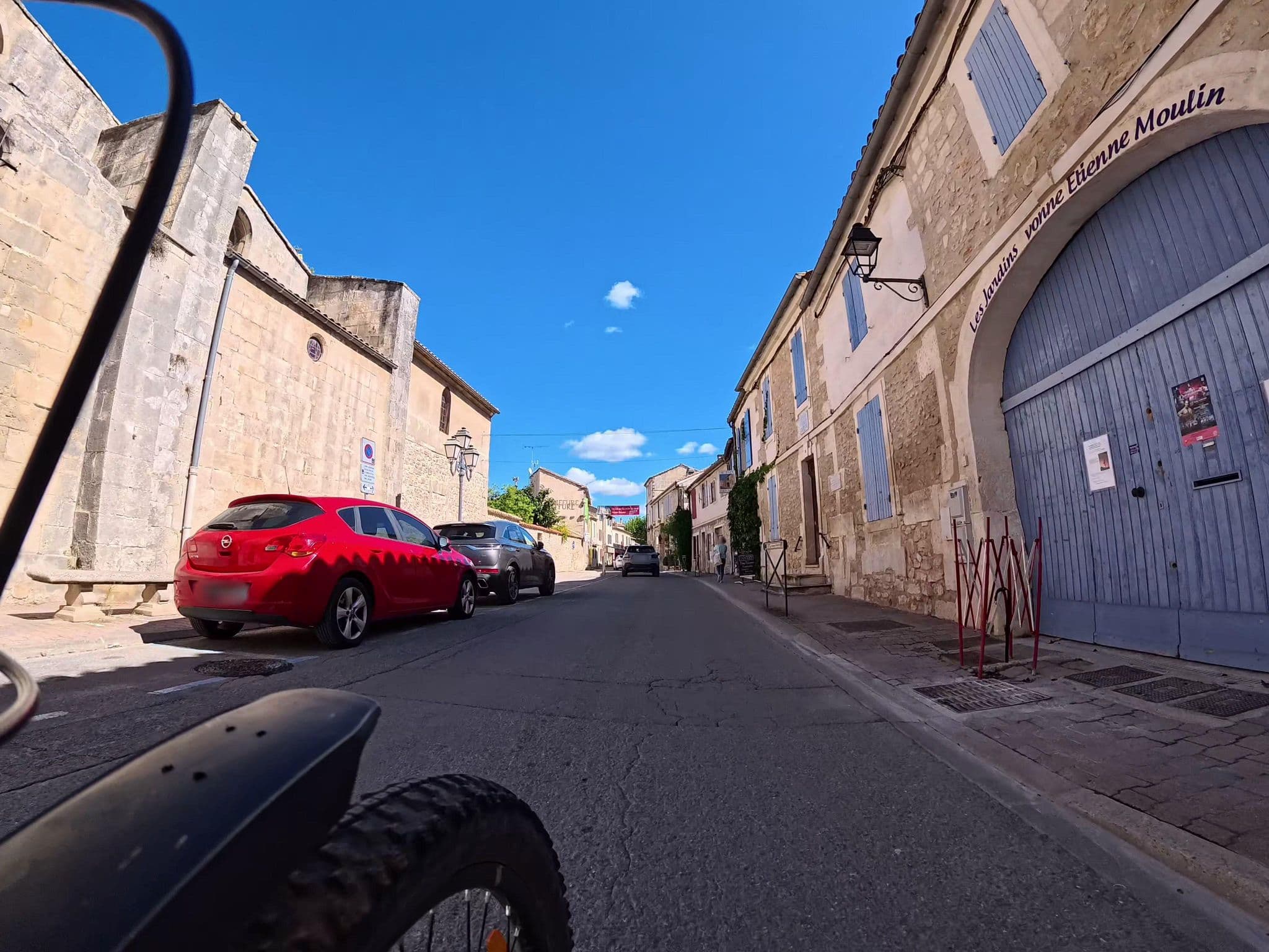 Street view near Chambre d'Hôtes le Petit Mas, Fontvieille — © voyage-hors-saison (CC BY-SA · Mapillary)