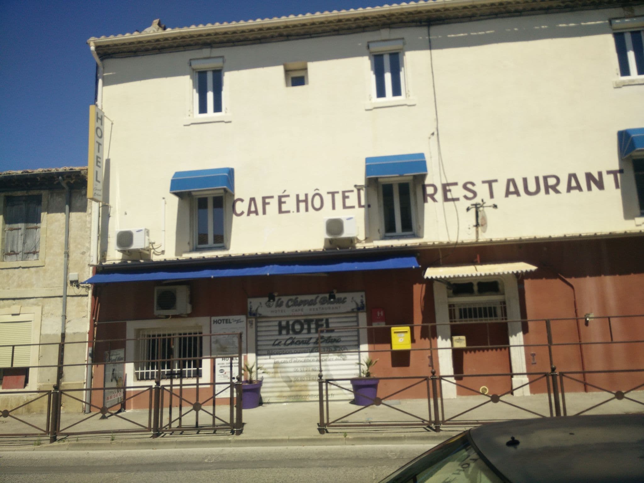 Street view near Hôtel le Cheval Blanc, Uchaud — © balooval (CC BY-SA · Mapillary)