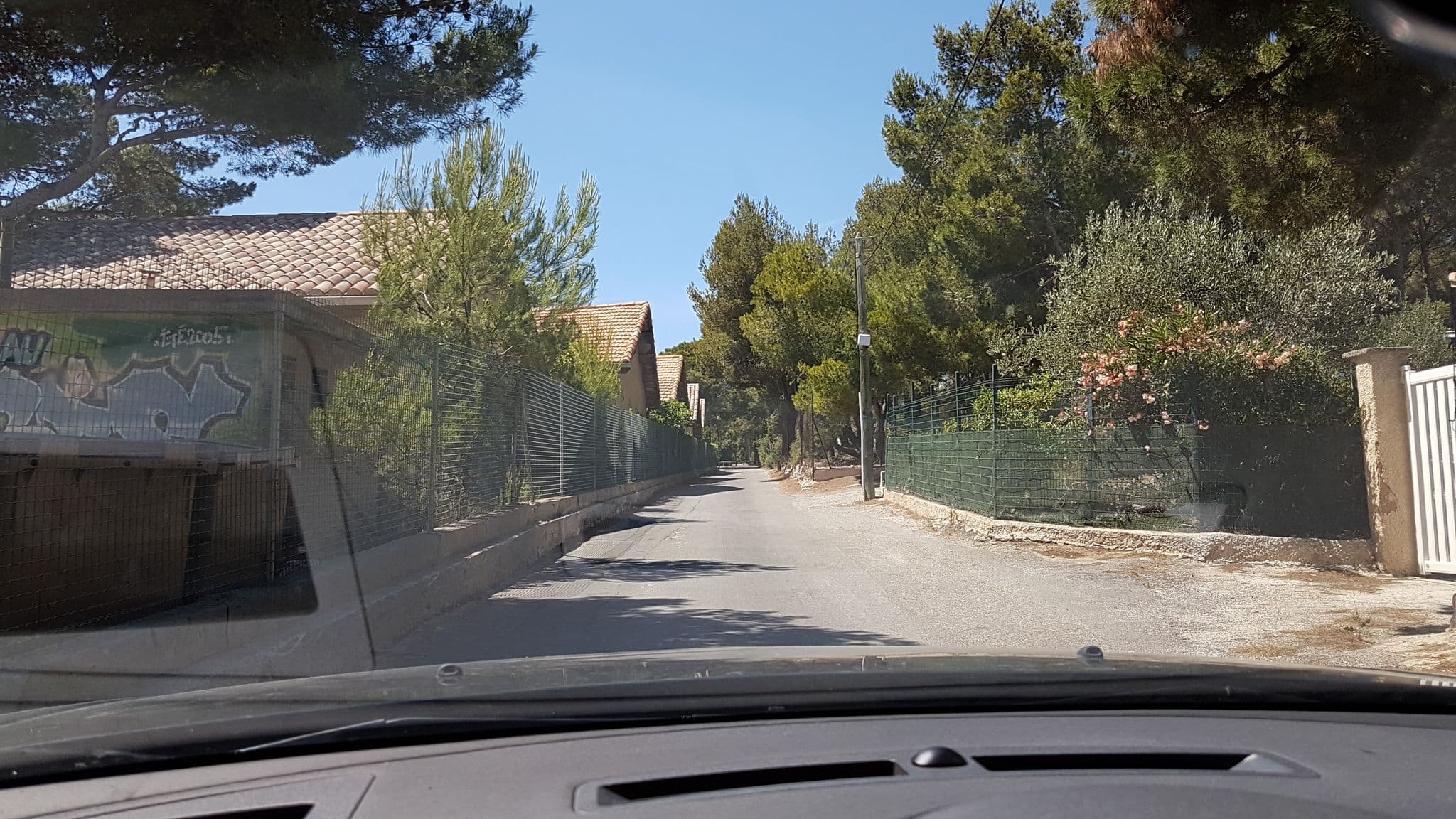 Street view near Colonie Municipale d'Isle sur Sorgue, Sausset-les-Pins — © axelf8409 (CC BY-SA · Mapillary)