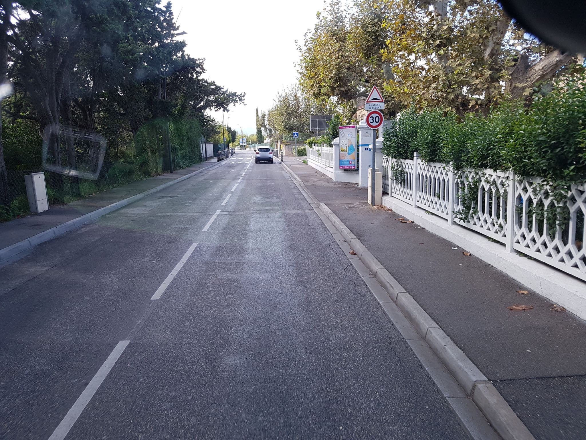 Street view near Domaine du Mas Bleu, Gignac-la-Nerthe — © bernardvoyageur (CC BY-SA · Mapillary)