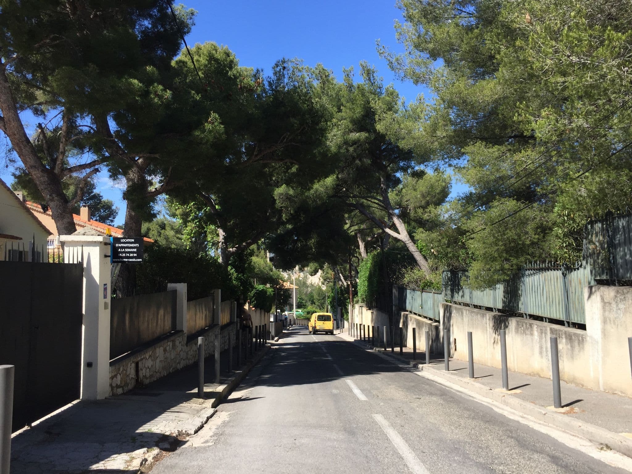 Street view near Home Cassis. les Calanques, Cassis — © thepriben (CC BY-SA · Mapillary)