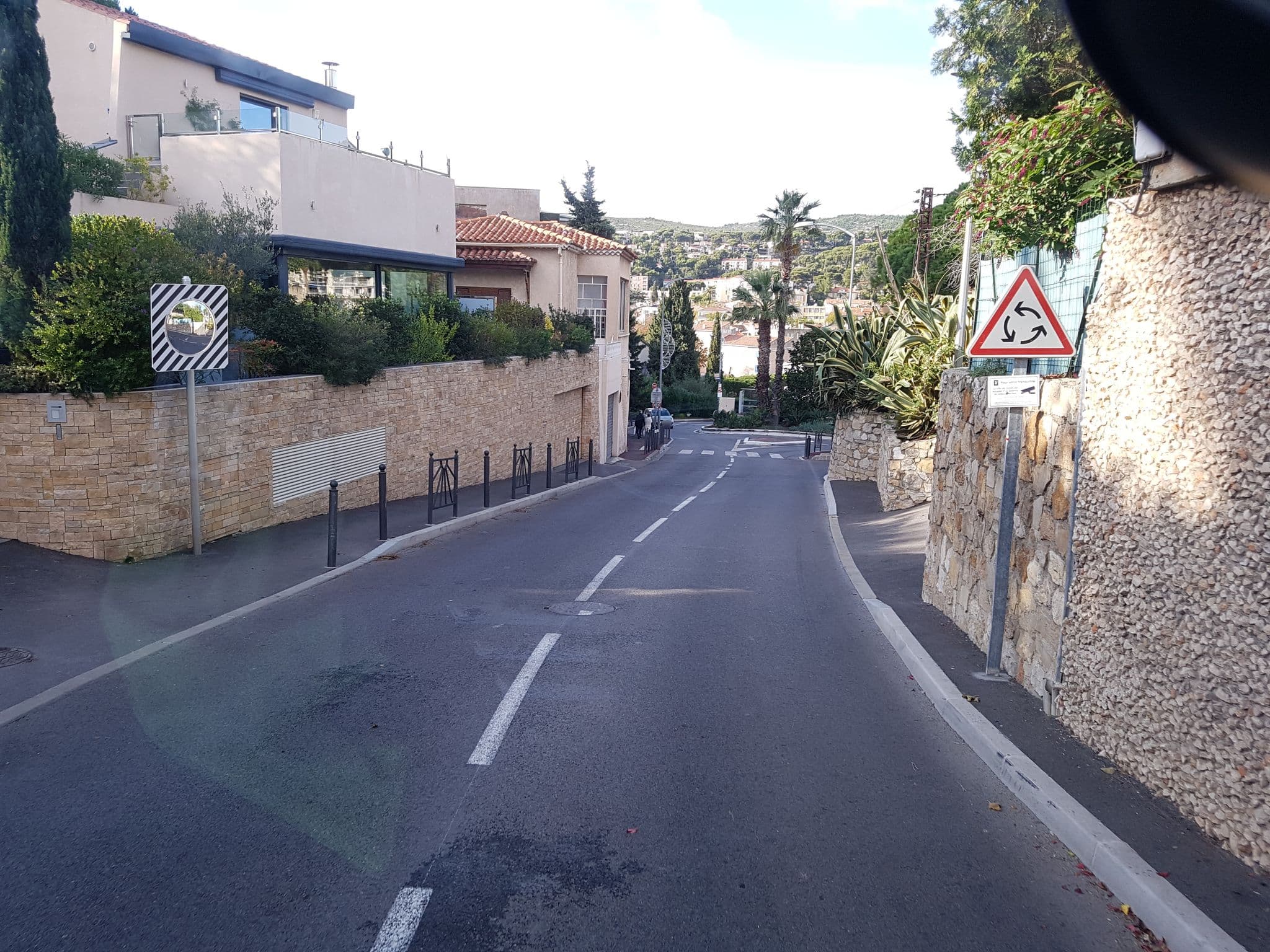 Street view near Hotel Maguy, Cassis — © bernardvoyageur (CC BY-SA · Mapillary)