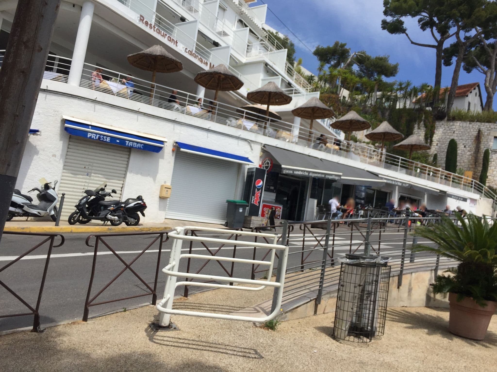 Street view near Les Jardins d'Emile, Cassis — © thepriben (CC BY-SA · Mapillary)