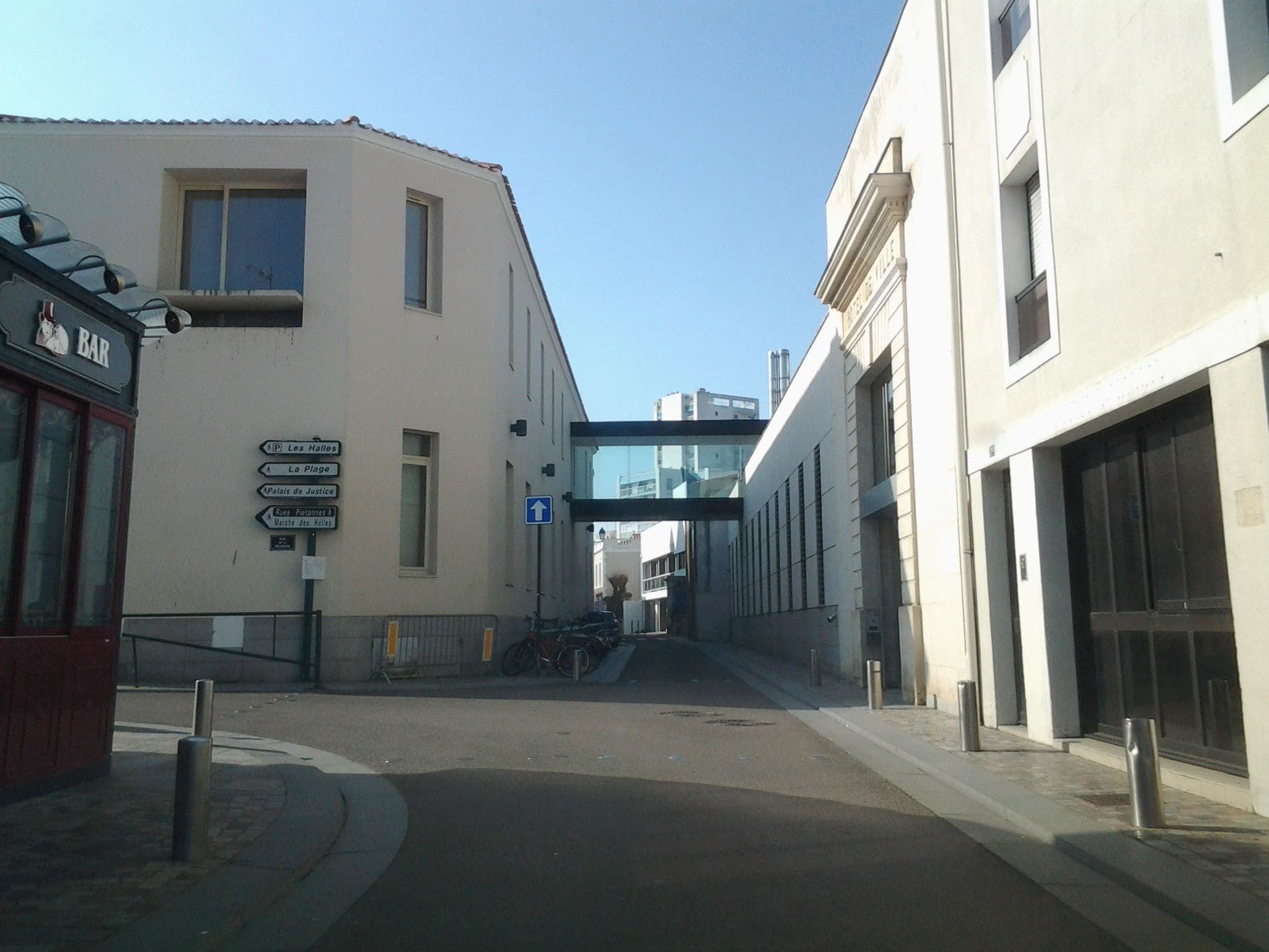 Street view near Sabl'Appart, Les Sables-d'Olonne — © aile85 (CC BY-SA · Mapillary)
