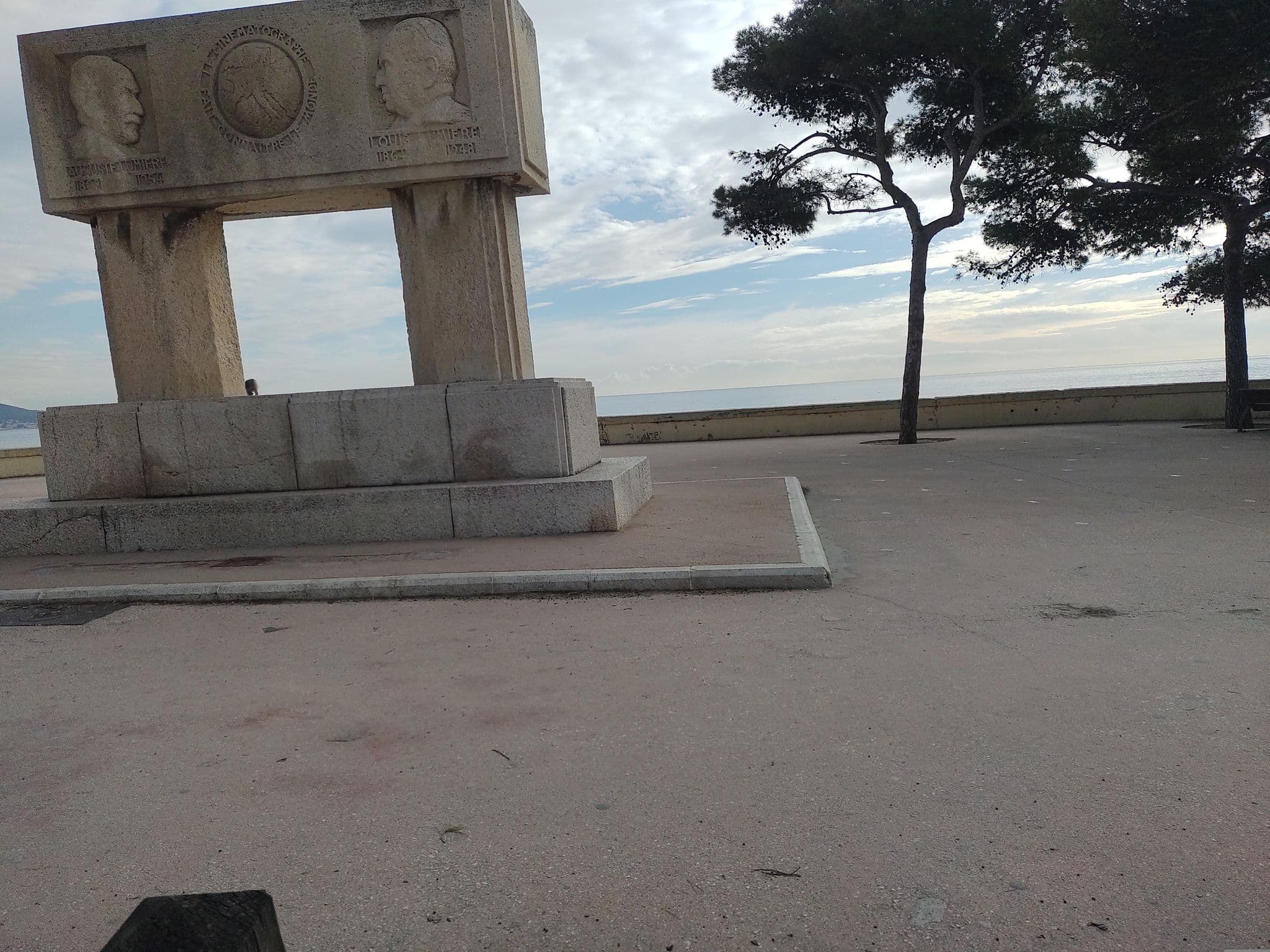 Street view near Hôtel Restaurant Le Miramar, La Ciotat — © mapeadora (CC BY-SA · Mapillary)