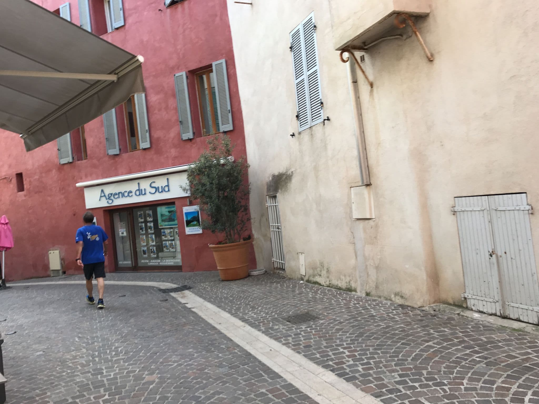 Street view near Hôtel du Commerce, Cassis — © thepriben (CC BY-SA · Mapillary)