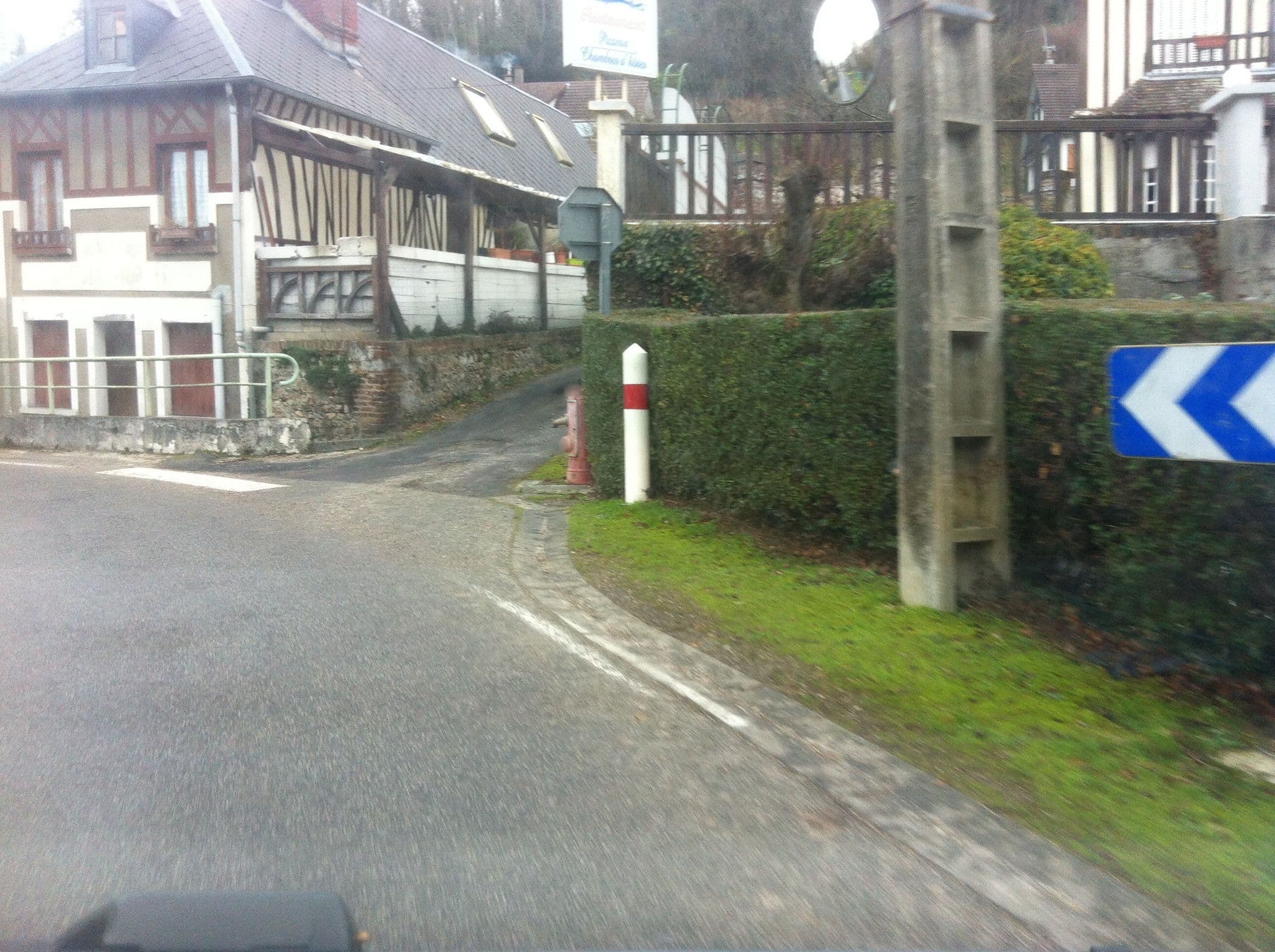 Street view near L'Eau vive, Ablon — © raymond (CC BY-SA · Mapillary)