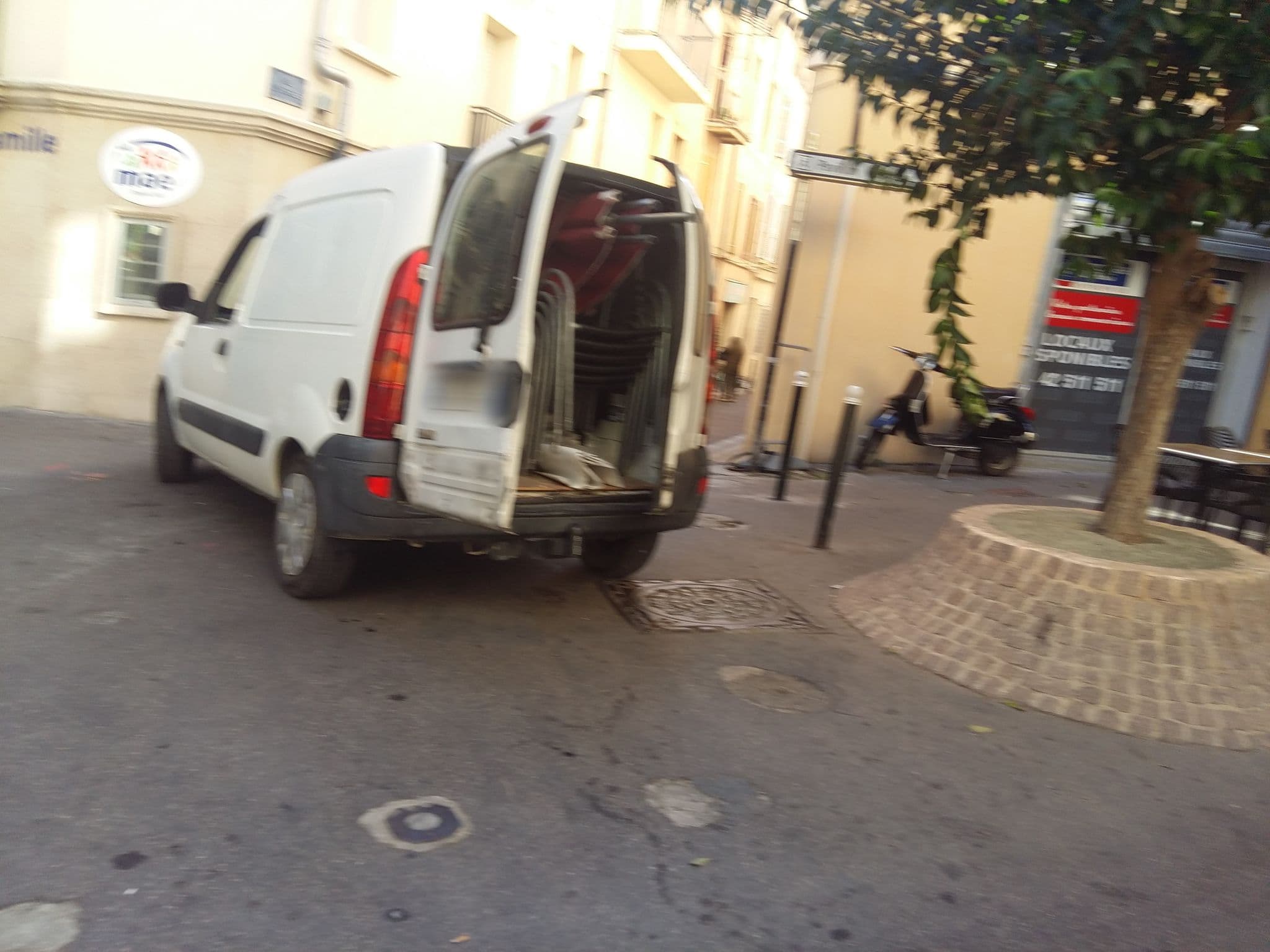 Street view near Hôtel du Globe Aix en Provence, Aix-en-Provence — © zimmy (CC BY-SA · Mapillary)