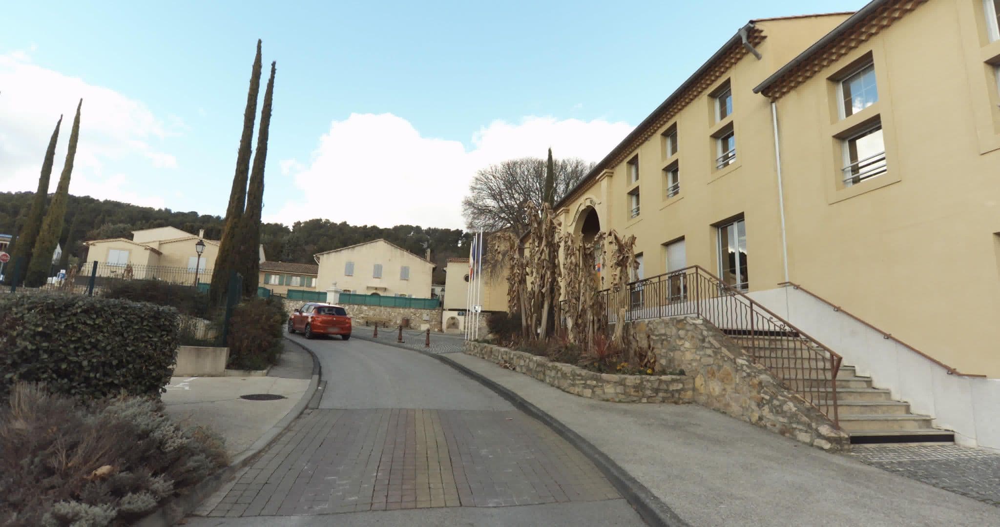 Street view near Campanile Hôtel et Restaurant, Meyreuil — © sogefi (CC BY-SA · Mapillary)
