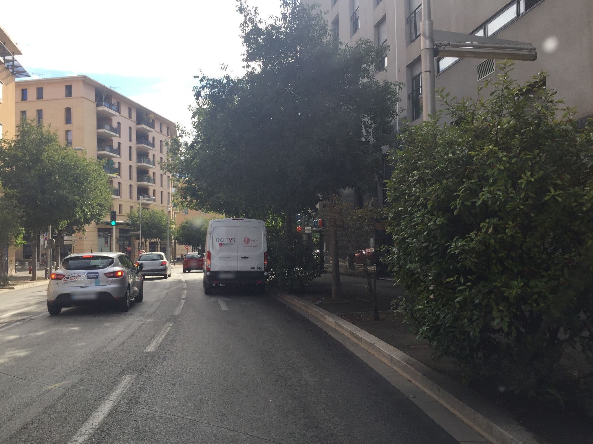 Street view near Neoresid, Aix-en-Provence — © zimmy (CC BY-SA · Mapillary)