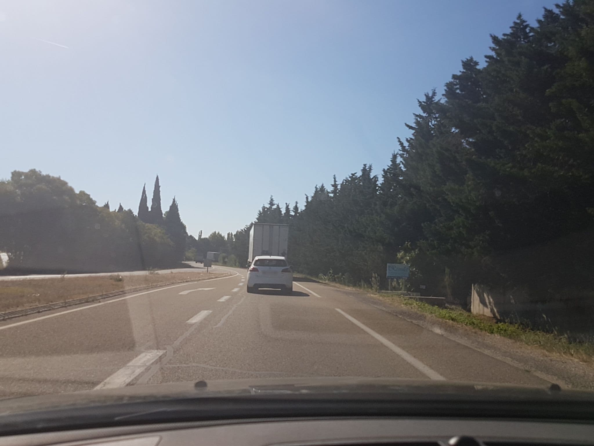 Street view near Gîtes et Roulotte du Soleil, Eyragues — © axelf8409 (CC BY-SA · Mapillary)