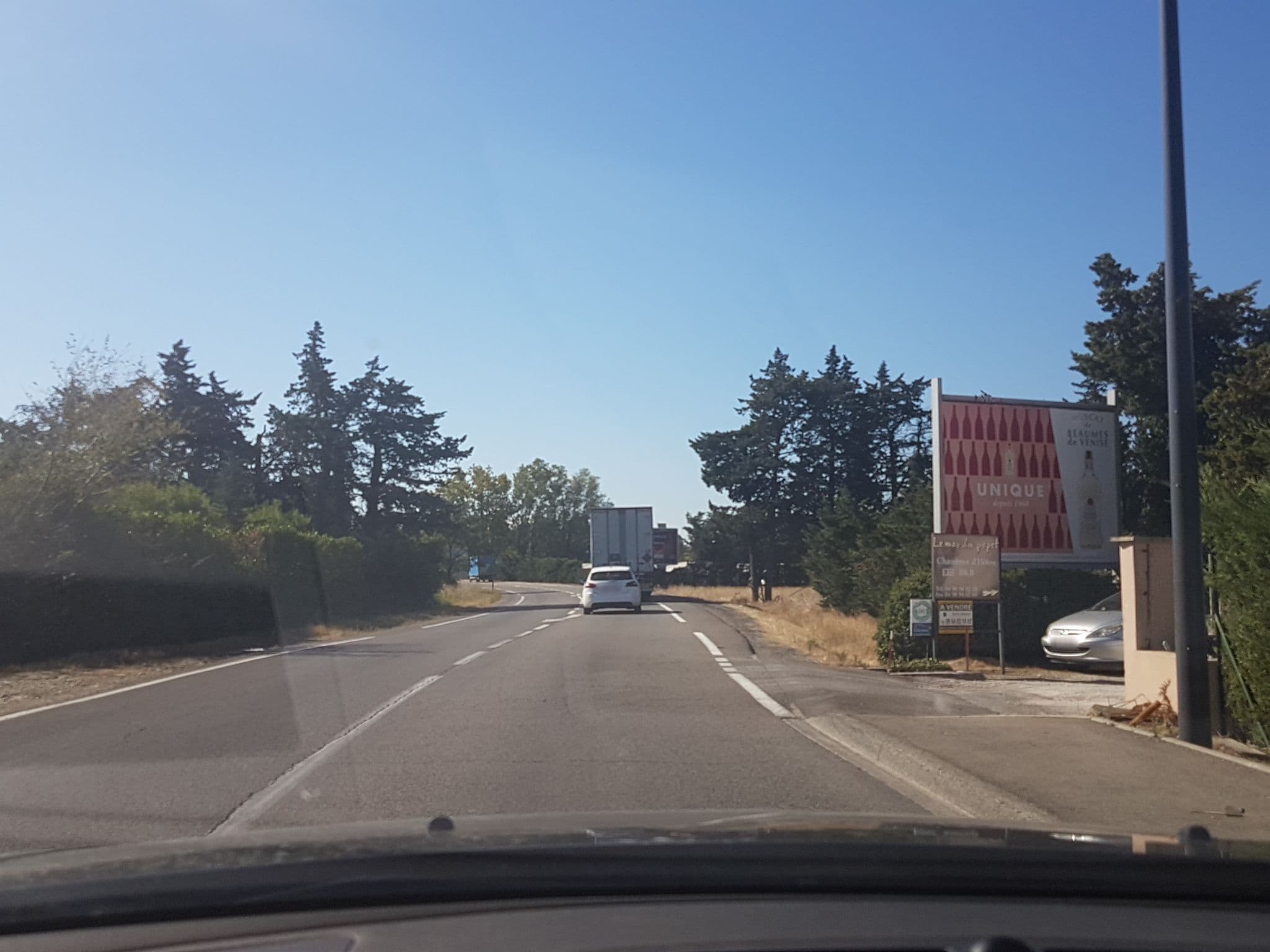 Street view near Le Mas du Papet, Châteaurenard — © axelf8409 (CC BY-SA · Mapillary)