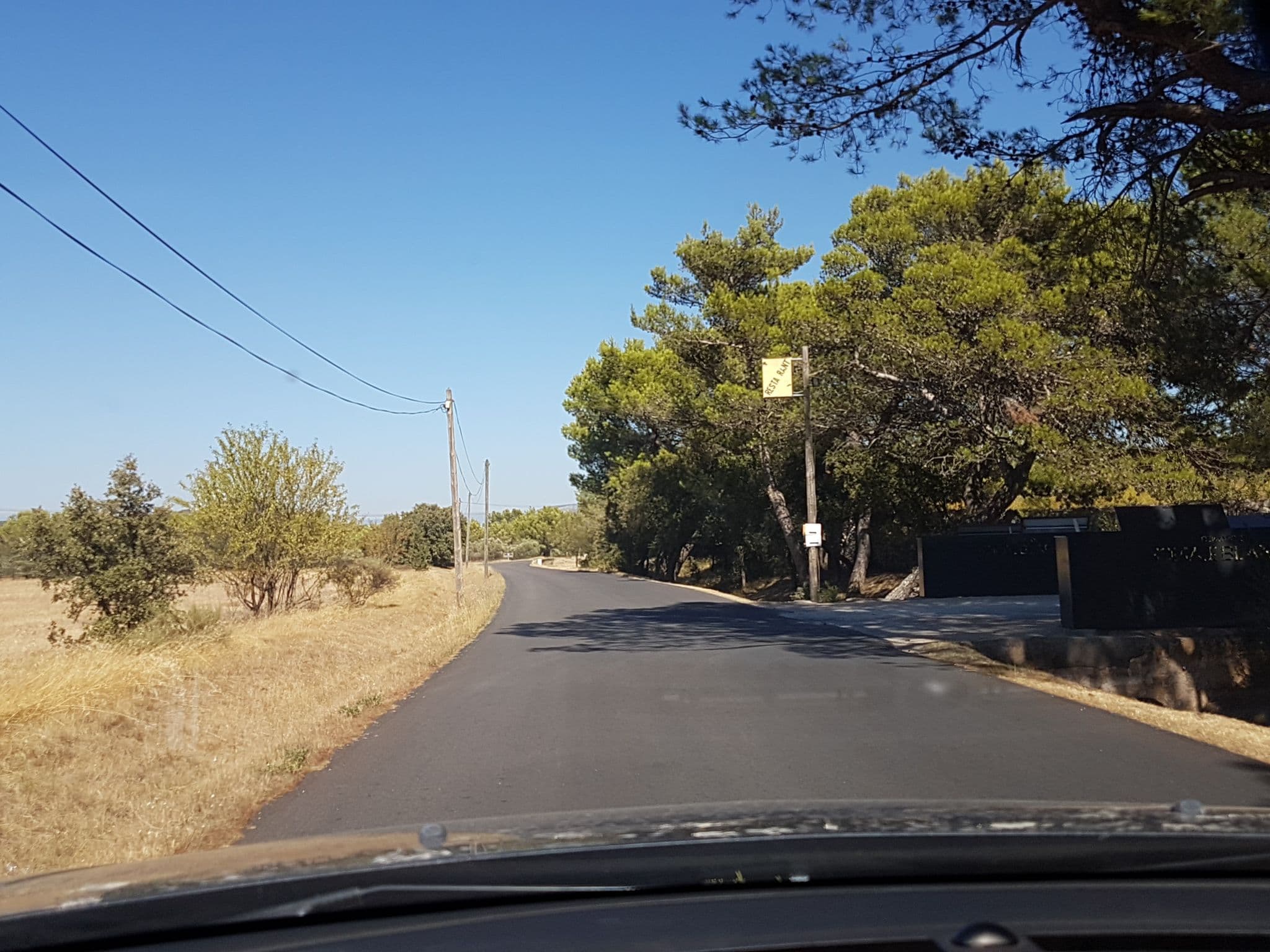 Street view near domaine de la pierre blanche, Eygalières — © axelf8409 (CC BY-SA · Mapillary)
