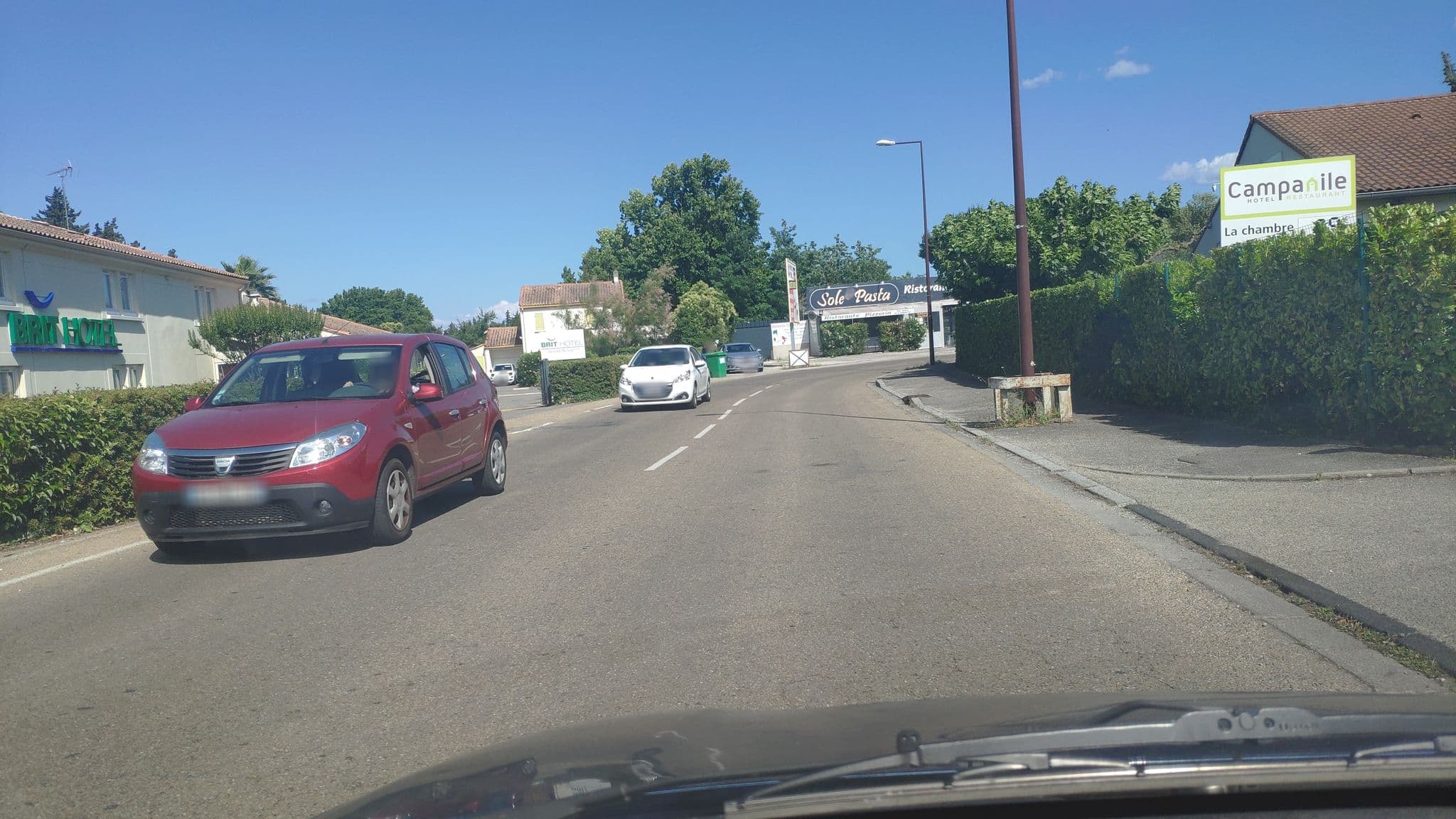 Street view near Brit Hotel Le Calendal, Montfavet — © zimmy (CC BY-SA · Mapillary)