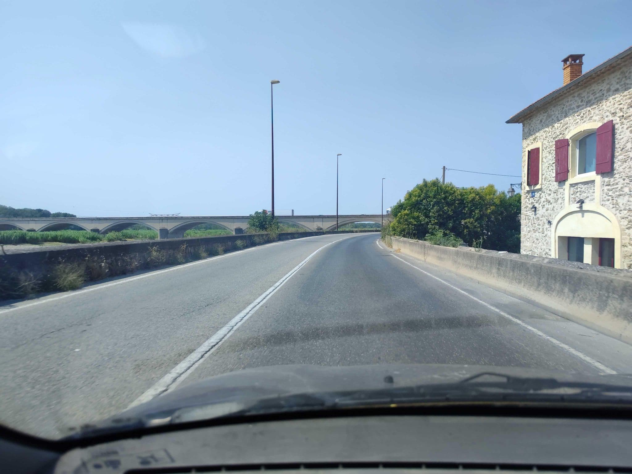Street view near Auberge de Bonpas, Noves — © zimmy (CC BY-SA · Mapillary)