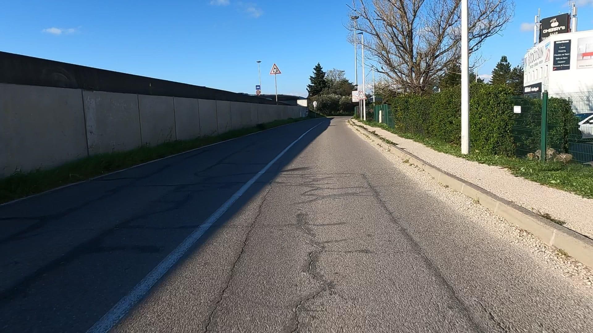 Street view near hotelF1 Avignon Nord, Vedène — © SIG_2-SORGUESDUCOMTAT (CC BY-SA · Mapillary)