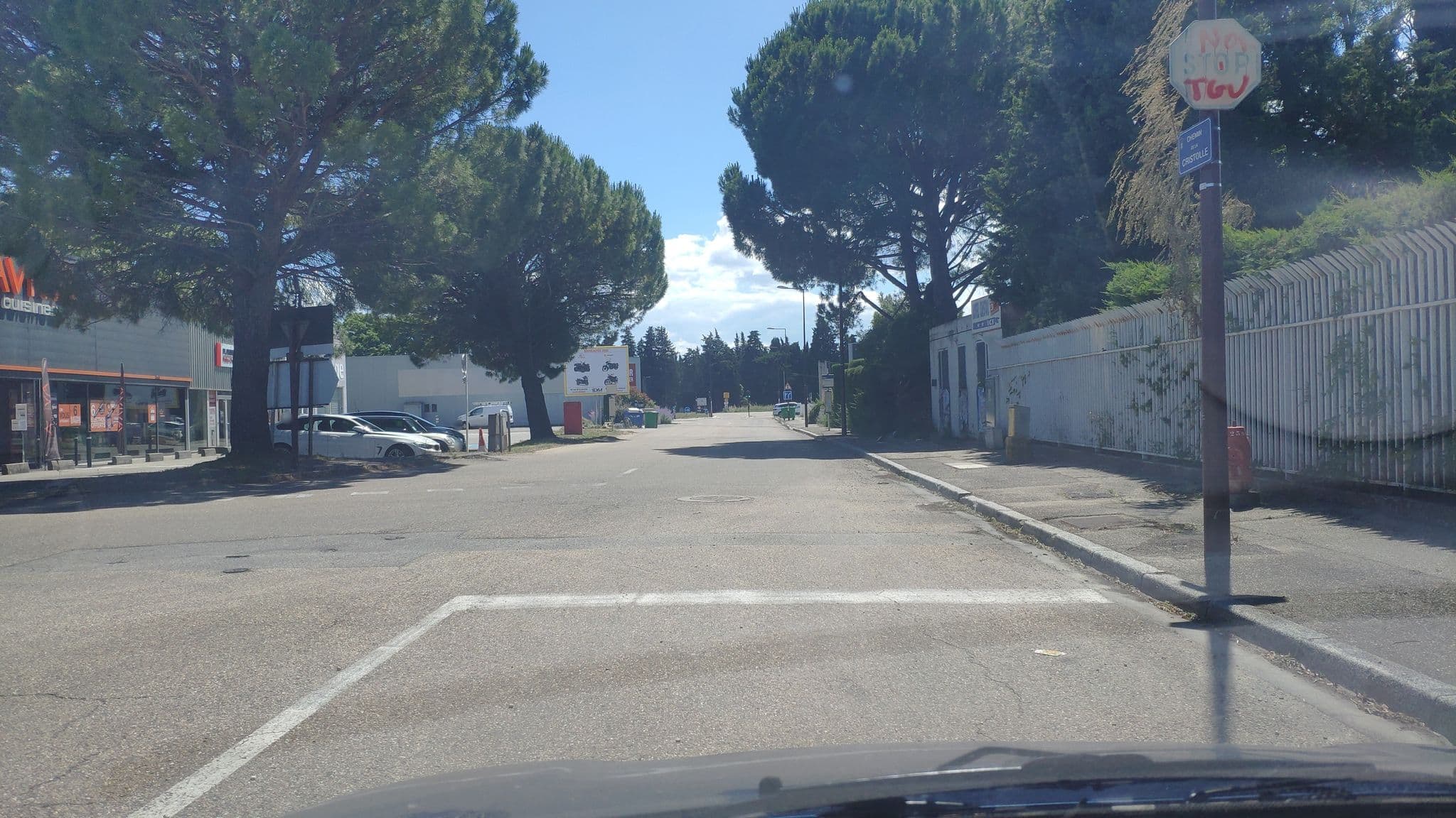 Street view near Hôtel Cristol, Montfavet — © zimmy (CC BY-SA · Mapillary)