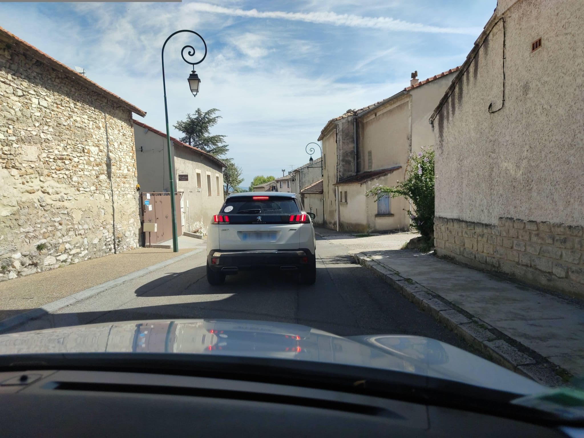 Street view near L'Oréliane, Châteauneuf-de-Gadagne — © zimmy (CC BY-SA · Mapillary)