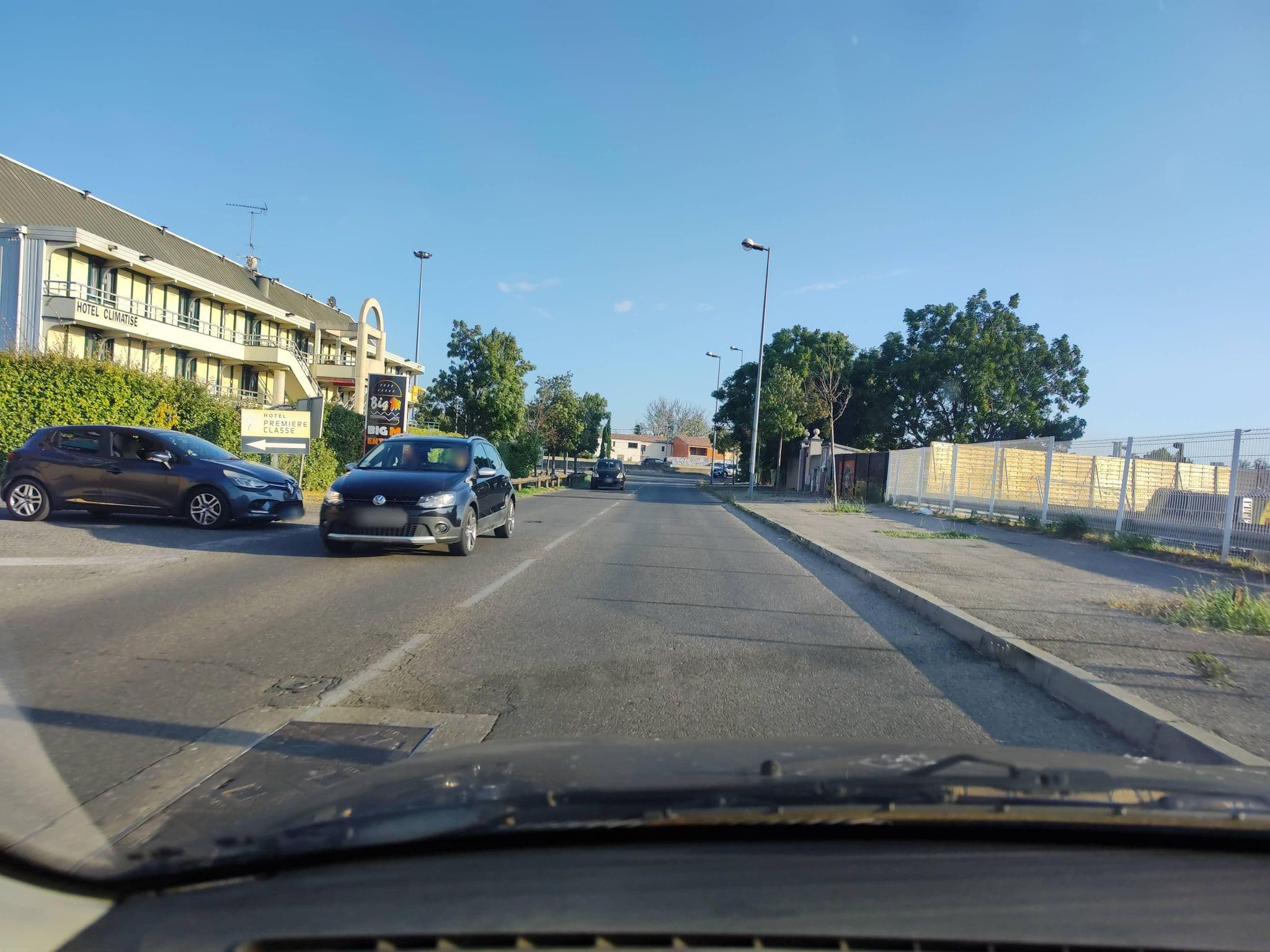Street view near Hôtel Lou Coudoulet, Le Pontet — © zimmy (CC BY-SA · Mapillary)