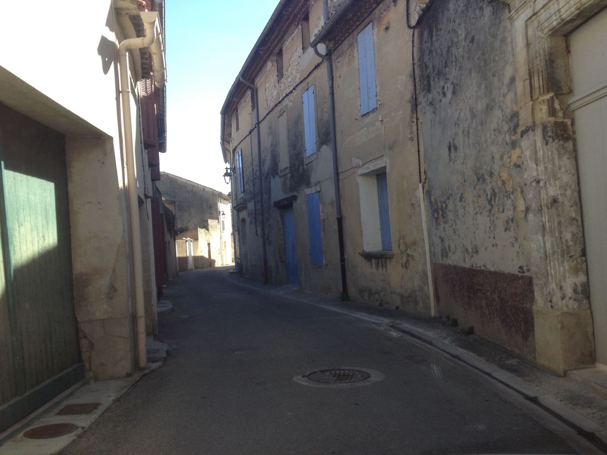 Street view near Agela, Caderousse — © zimmy (CC BY-SA · Mapillary)