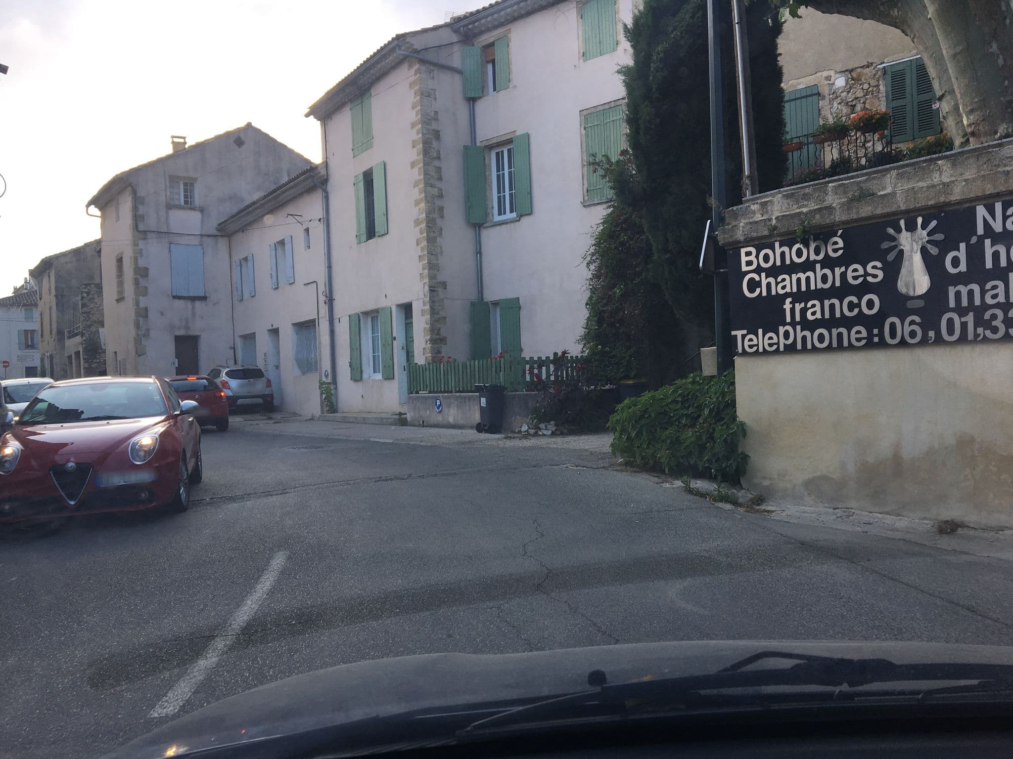 Street view near Petit Grenier Douillet de Cathie, Roquemaure — © zimmy (CC BY-SA · Mapillary)
