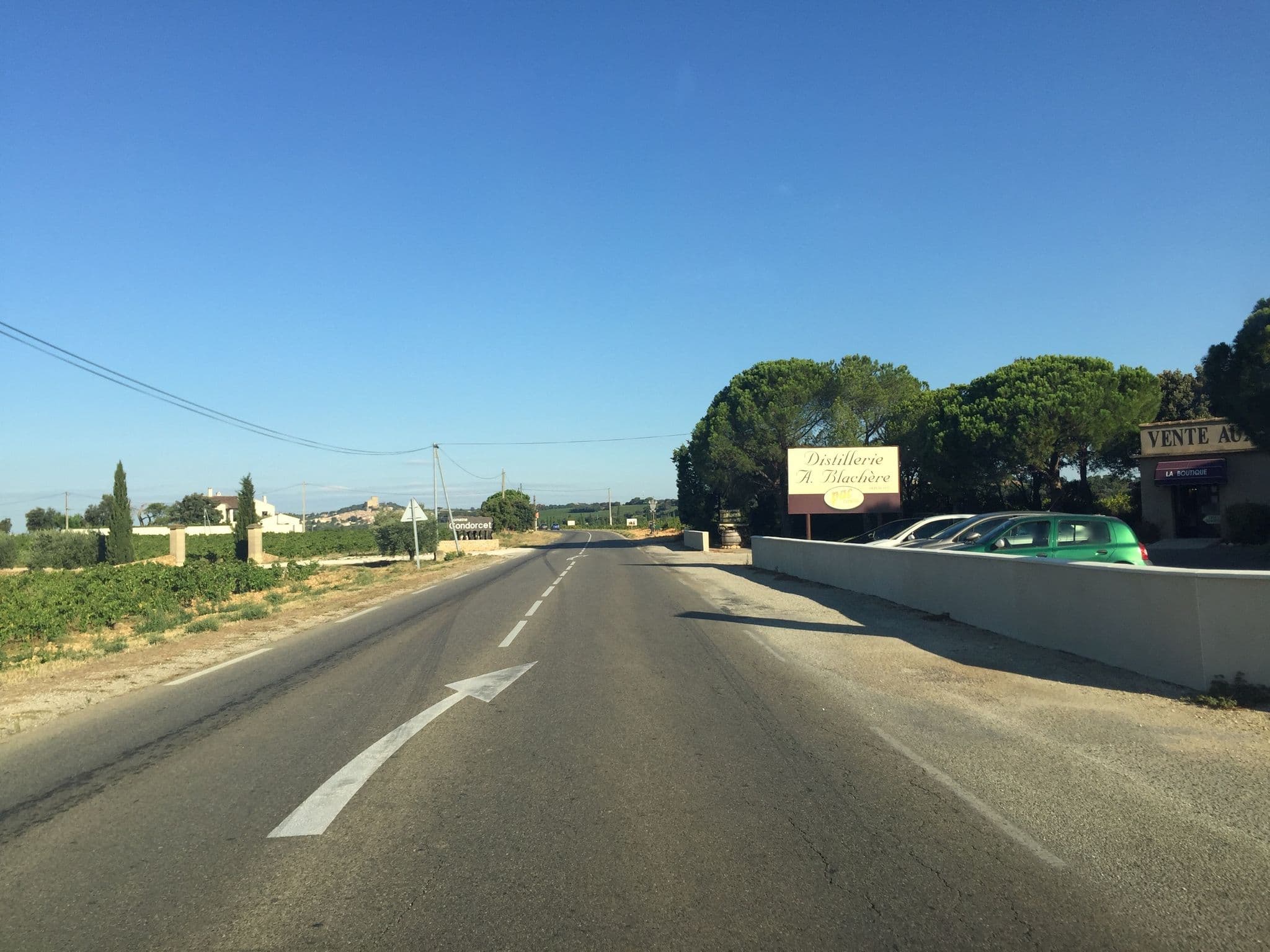 Street view near Chateau Fines Roches et Bois de Garde, Châteauneuf-du-Pape — © zimmy (CC BY-SA · Mapillary)