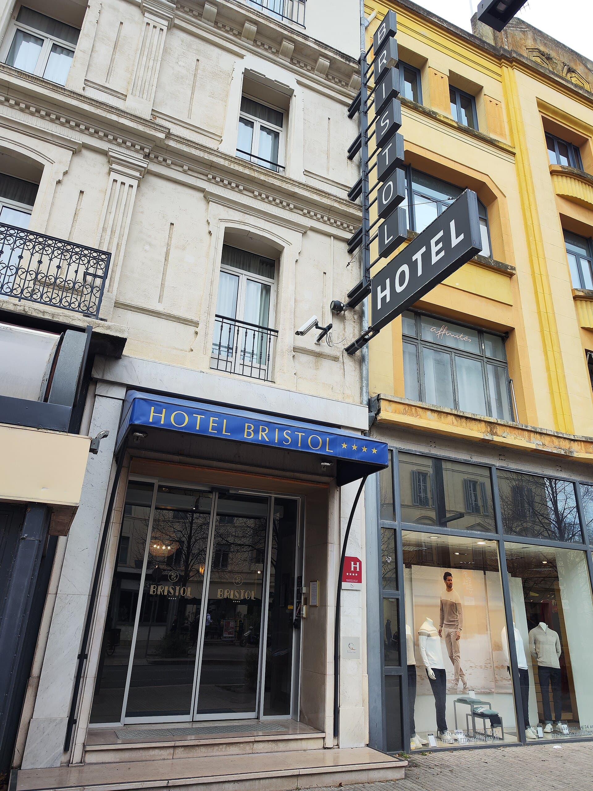 Hôtel Bristol (via Wikimedia Commons, CC BY-SA 3.0)