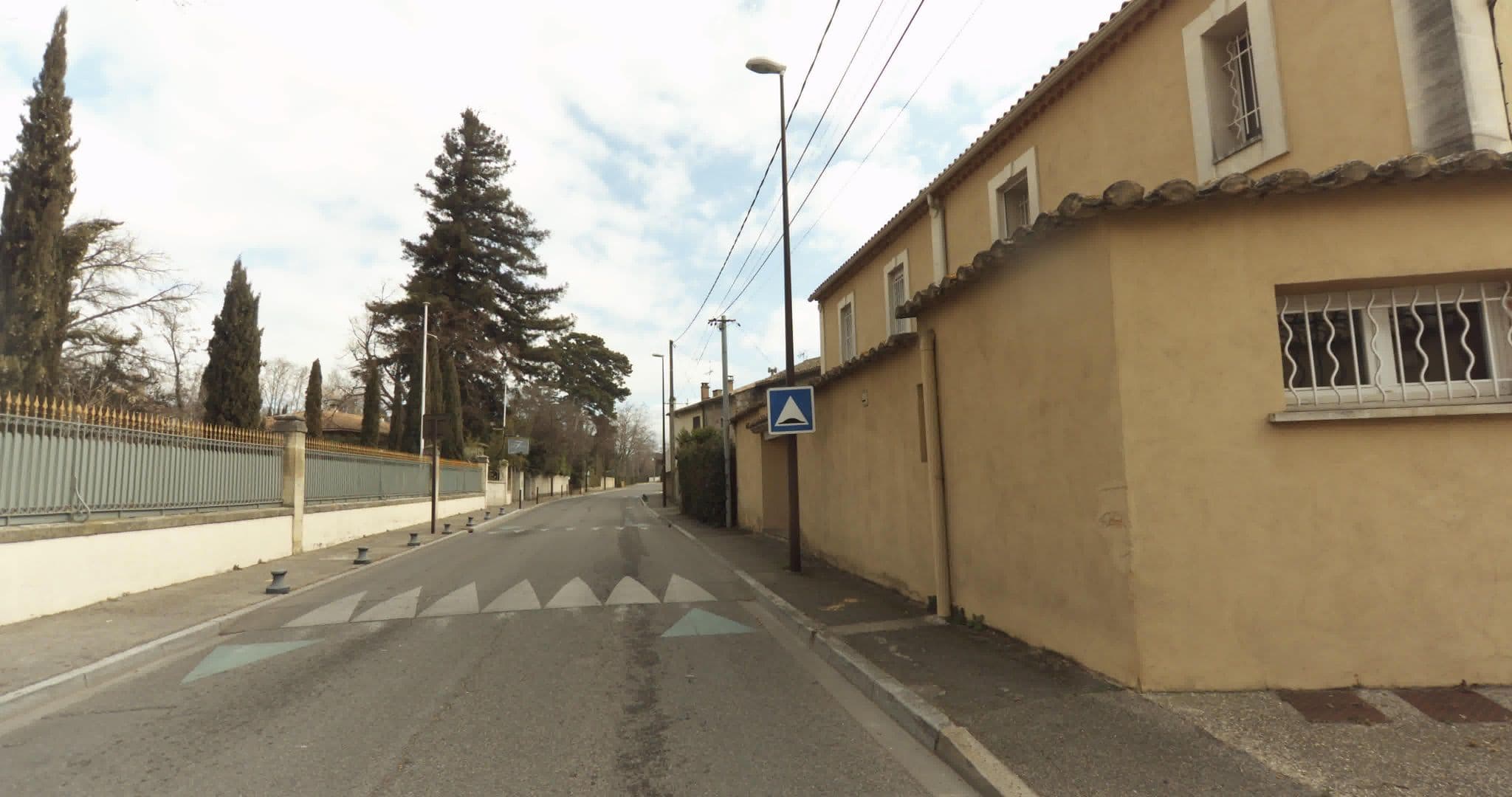 Street view near Hostellier De Frenes, Montfavet — © sogefi (CC BY-SA · Mapillary)