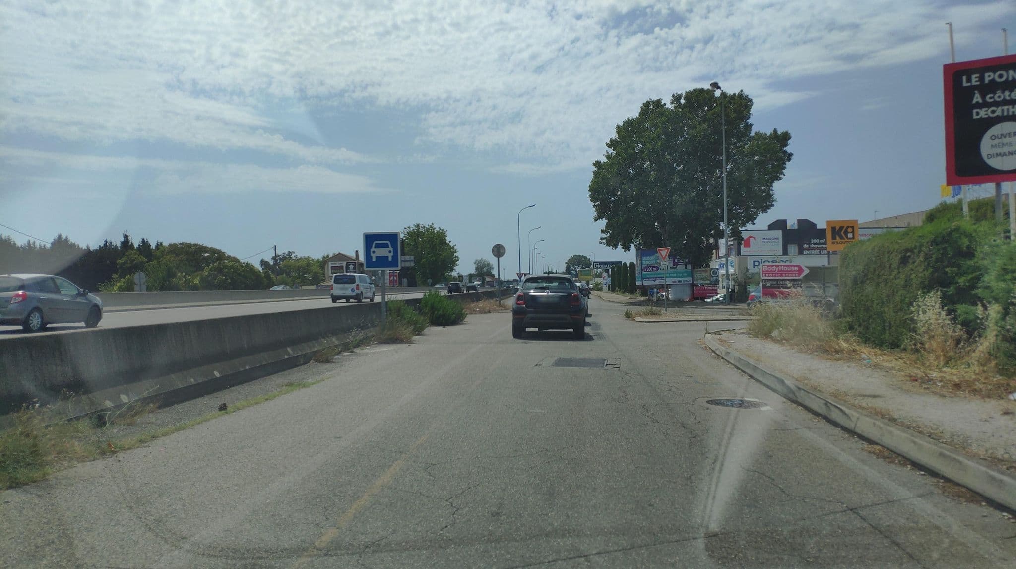 Street view near Hôtel Terre de Provence, Le Pontet — © cabinetcourbi (CC BY-SA · Mapillary)