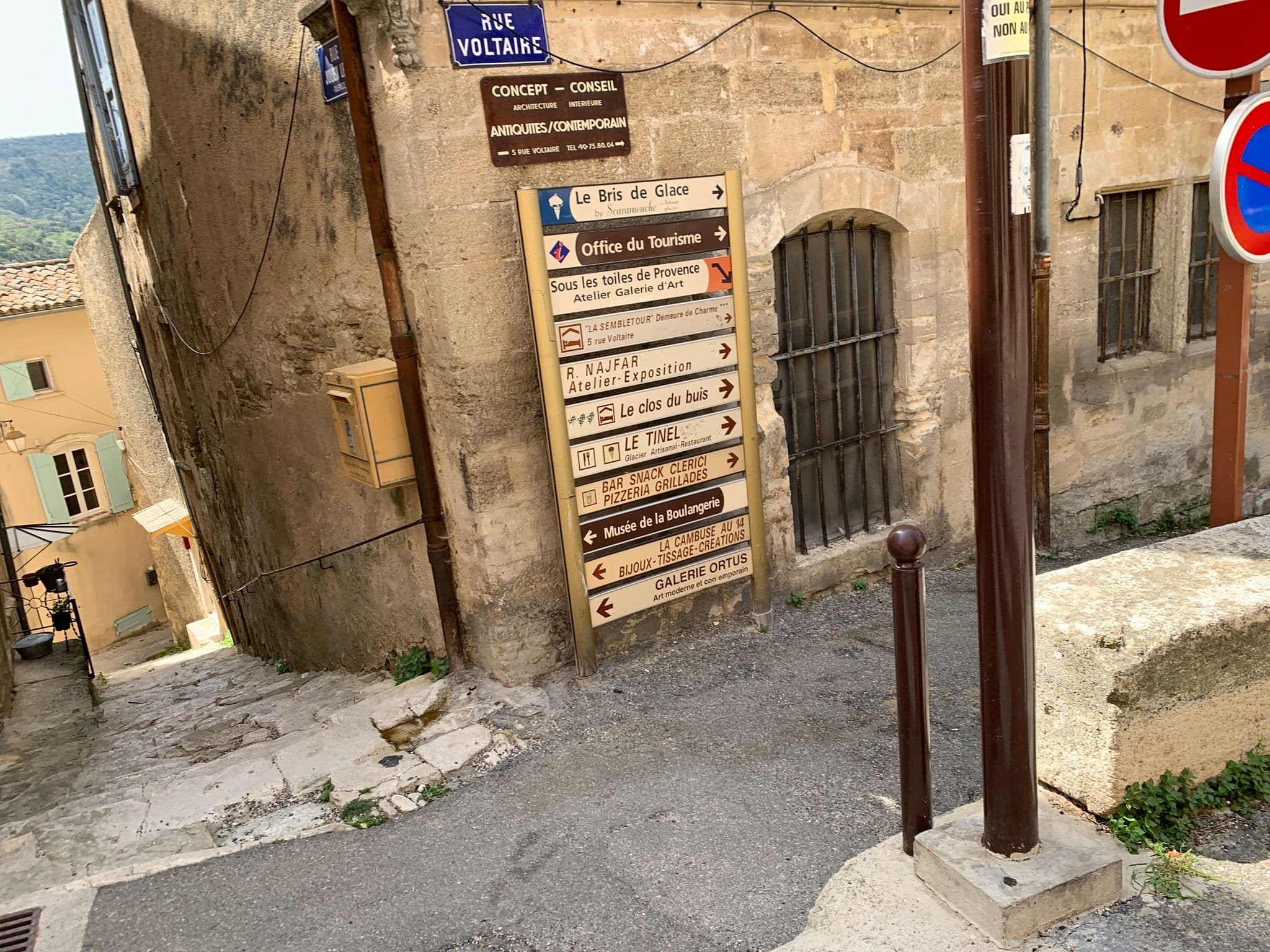 Street view near Houpline Martine, Bonnieux — © multimaze (CC BY-SA · Mapillary)