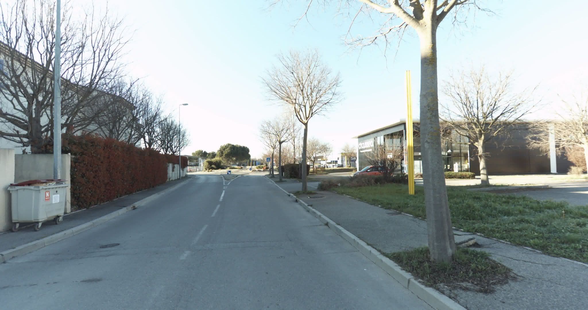 Street view near Hôtel The Originals City Le Village Provencal Ex Inter-Hôtel, Pertuis — © sogefi (CC BY-SA · Mapillary)