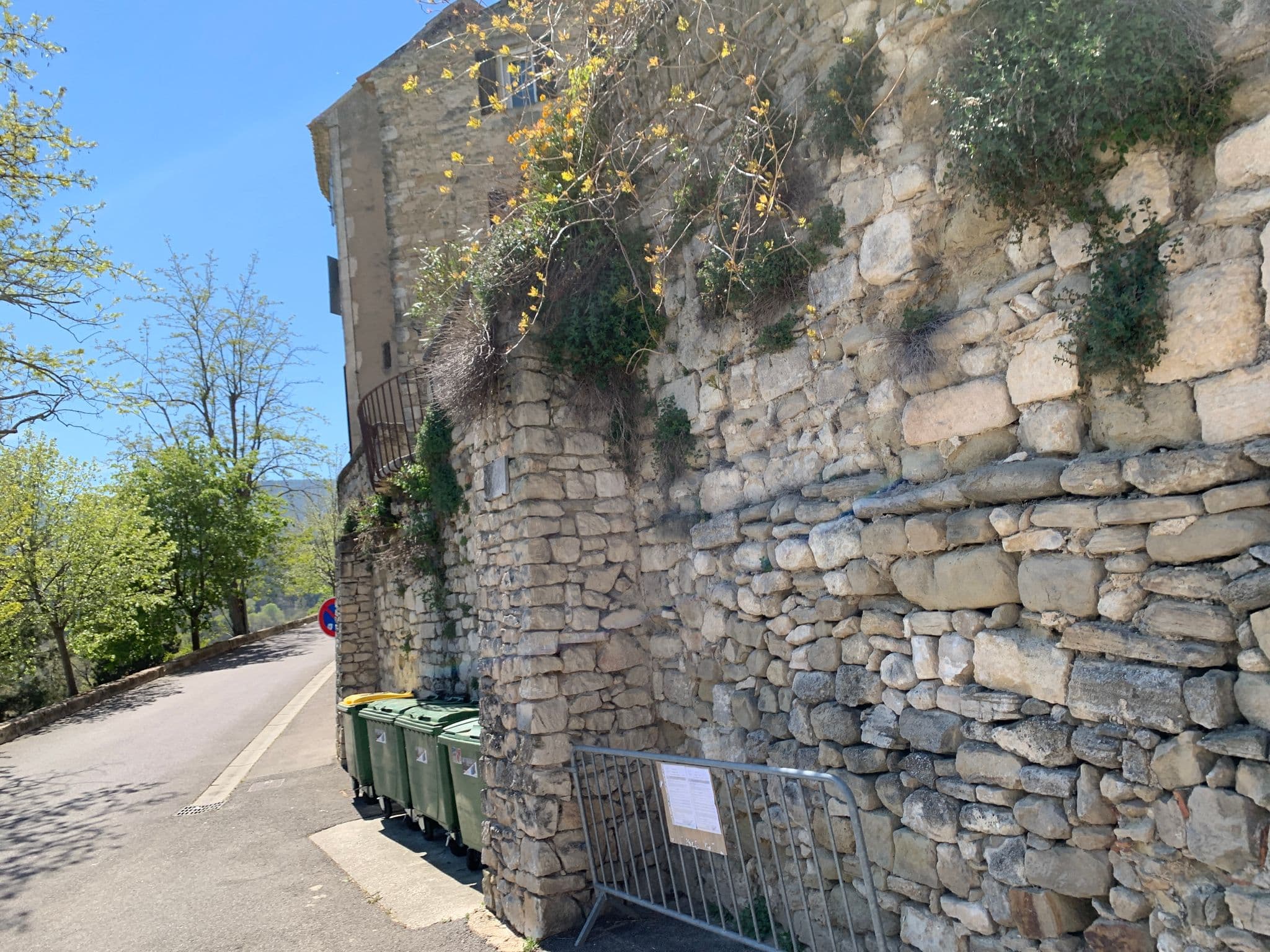 Street view near Pierre Cardin et Cie, Bonnieux — © multimaze (CC BY-SA · Mapillary)