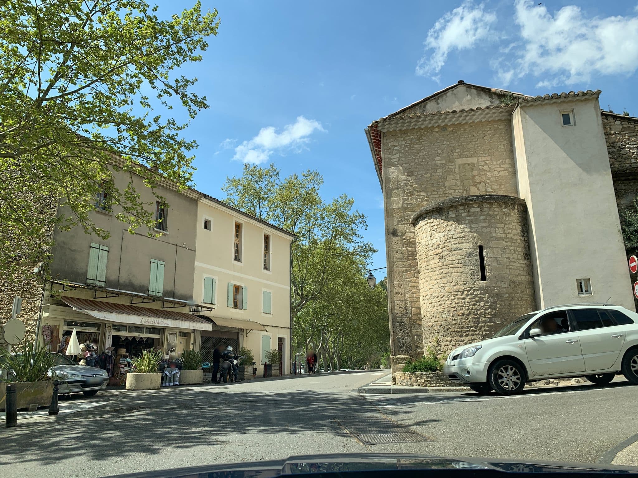 Street view near Auberge de Jeunesse, Lagnes — © multimaze (CC BY-SA · Mapillary)