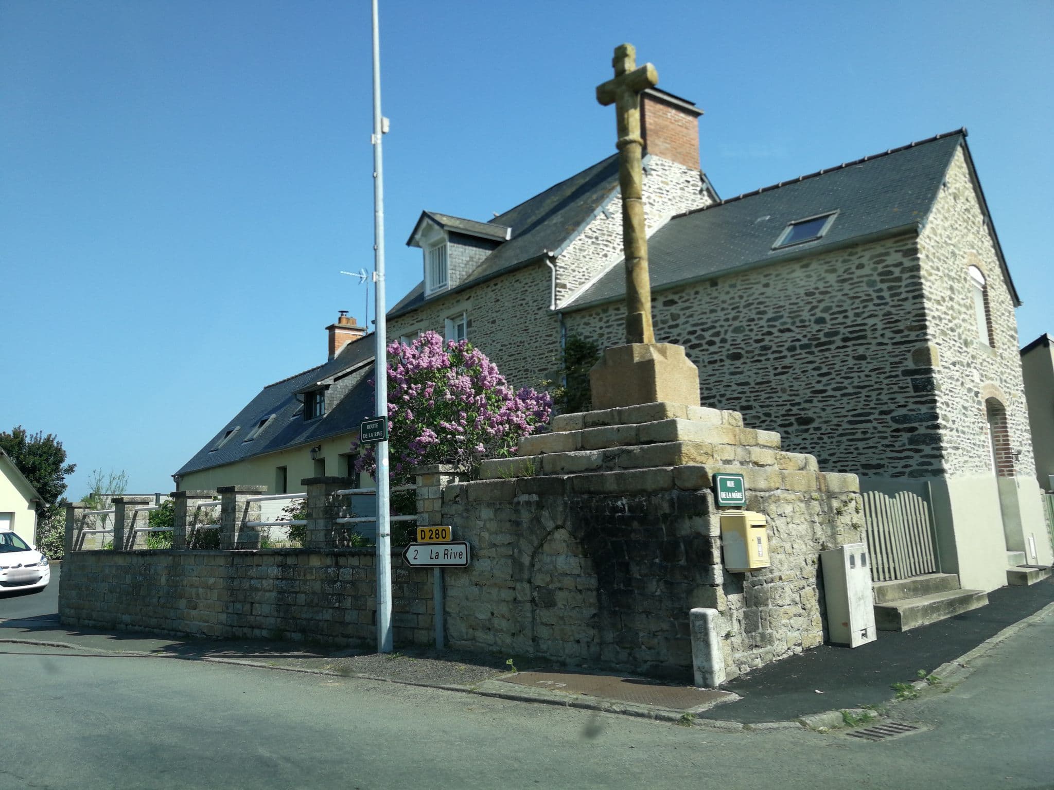 Street view near Le Coin des Hirondelles, Pontorson — © julien_n (CC BY-SA · Mapillary)
