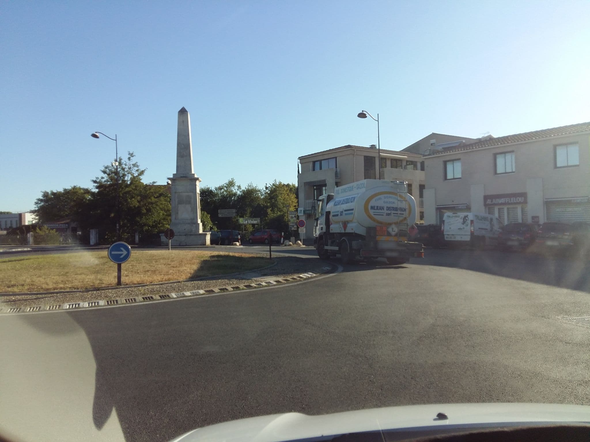 Street view near Hôtel Cantosorgue, L'Isle-sur-la-Sorgue — © zimmy (CC BY-SA · Mapillary)