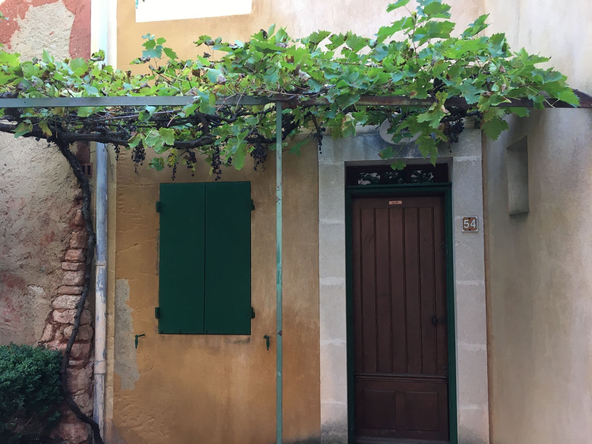 Street view near La Dame au Balcon, Gargas — © batyrmastyr (CC BY-SA · Mapillary)