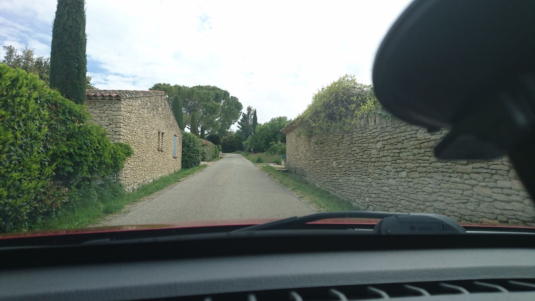Street view near Les Beylons || Luberon, Gordes — © lcarrier (CC BY-SA · Mapillary)