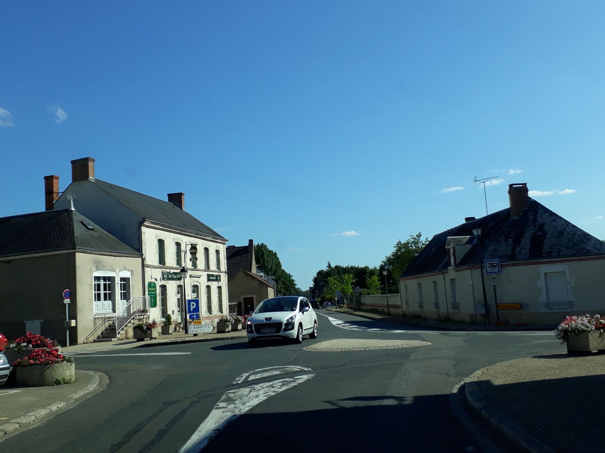 Street view near Hôtel de la Place, Châteauneuf-sur-Loire — © df45 (CC BY-SA · Mapillary)