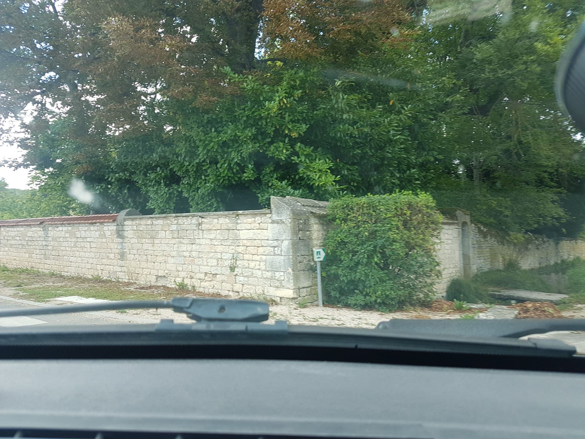 Street view near Les Buissonnets, Fontaines — © globeur (CC BY-SA · Mapillary)