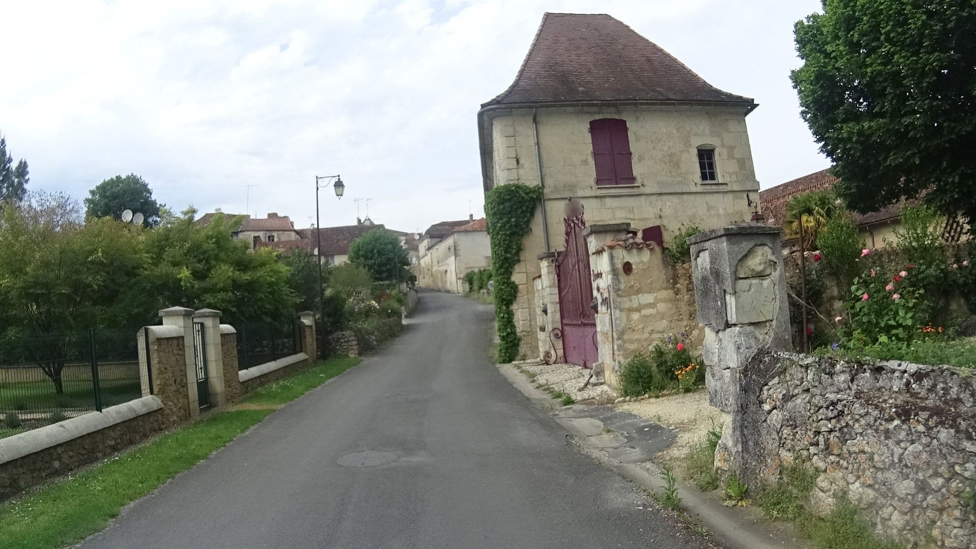 Street view near Bastide du Roy, Neuvic — © vincentrando24 (CC BY-SA · Mapillary)