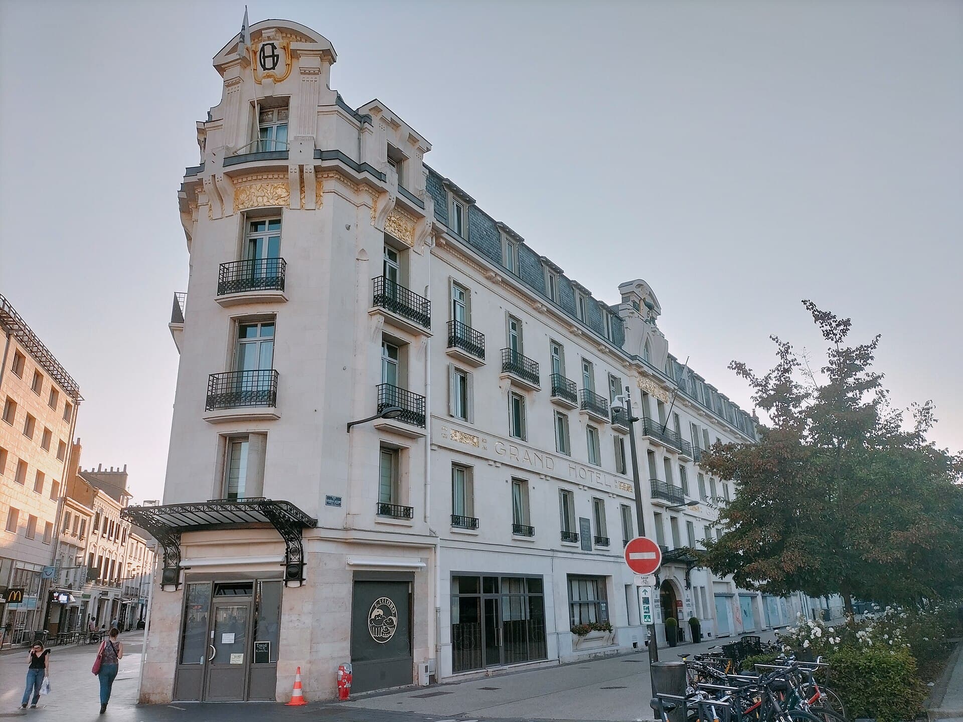Le Grand Hôtel (via Wikimedia Commons, CC BY-SA 3.0)