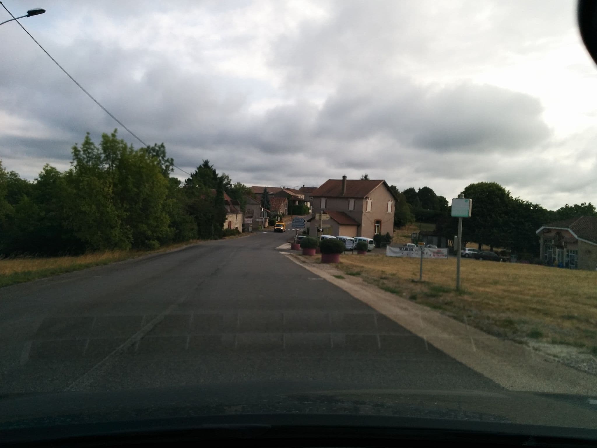 Street view near Hôtel Restaurant la Bergerie, Pradines — © moktarama (CC BY-SA · Mapillary)