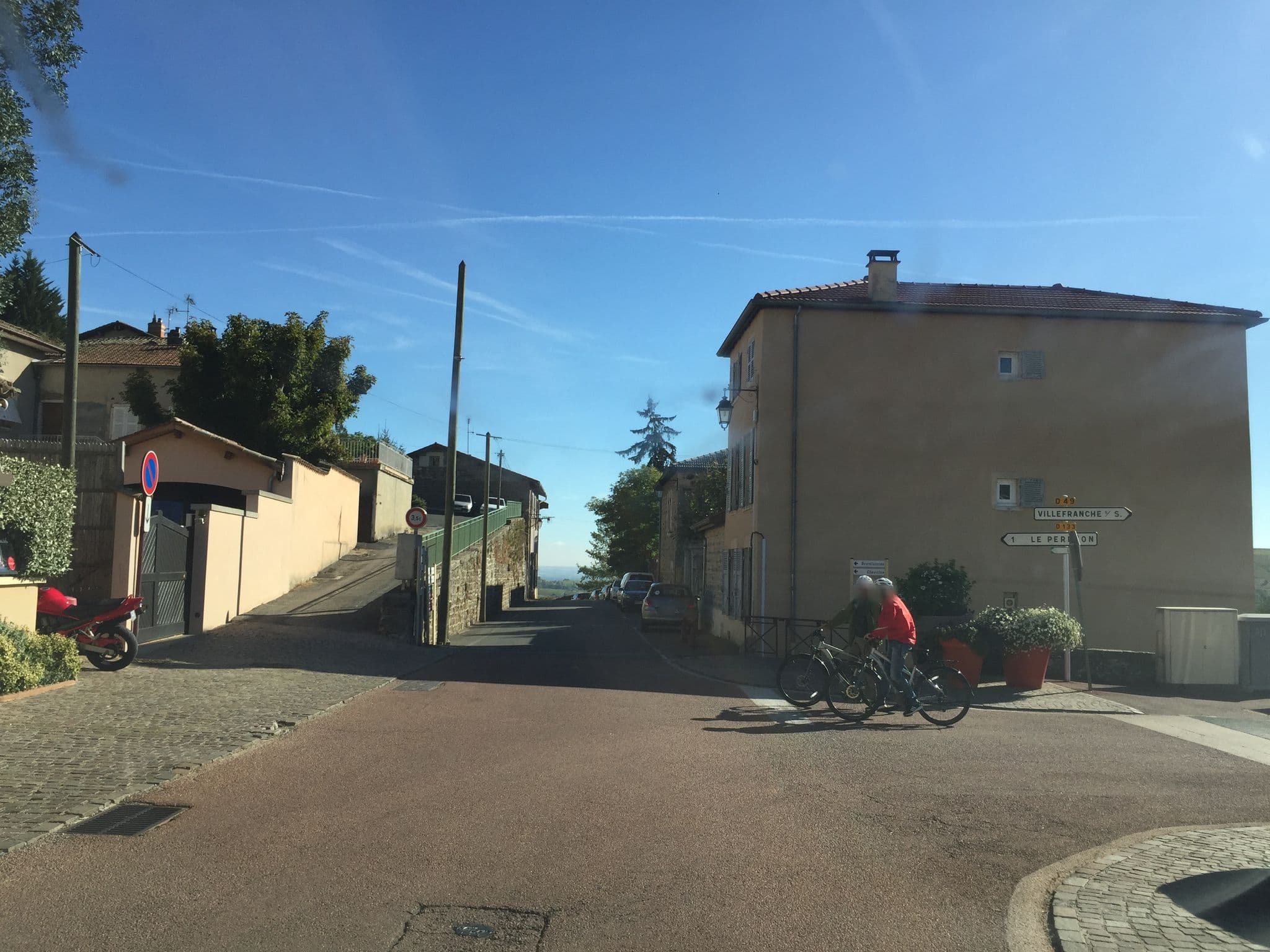 Street view near Auberge de Clochemerle, Le Perréon — © thepriben (CC BY-SA · Mapillary)