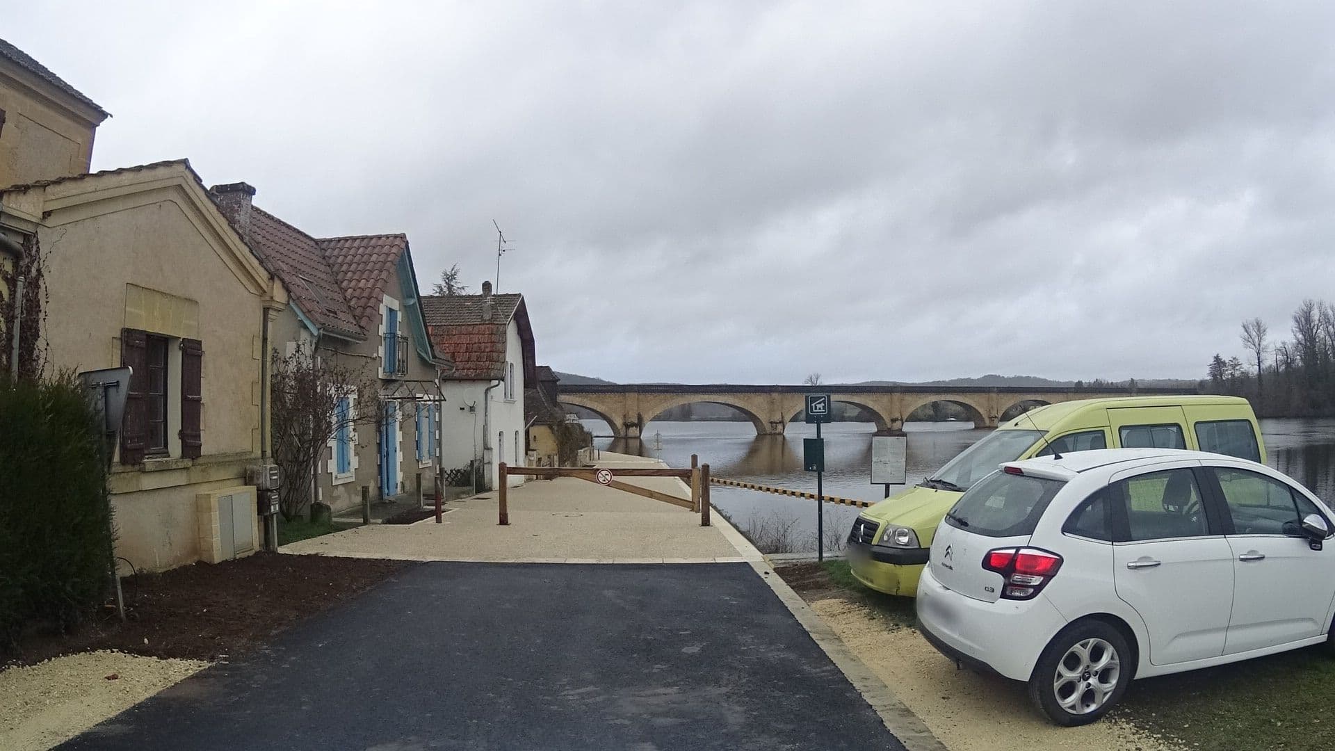 Street view near Le Barrage hotel, Lalinde — © vincentrando24 (CC BY-SA · Mapillary)