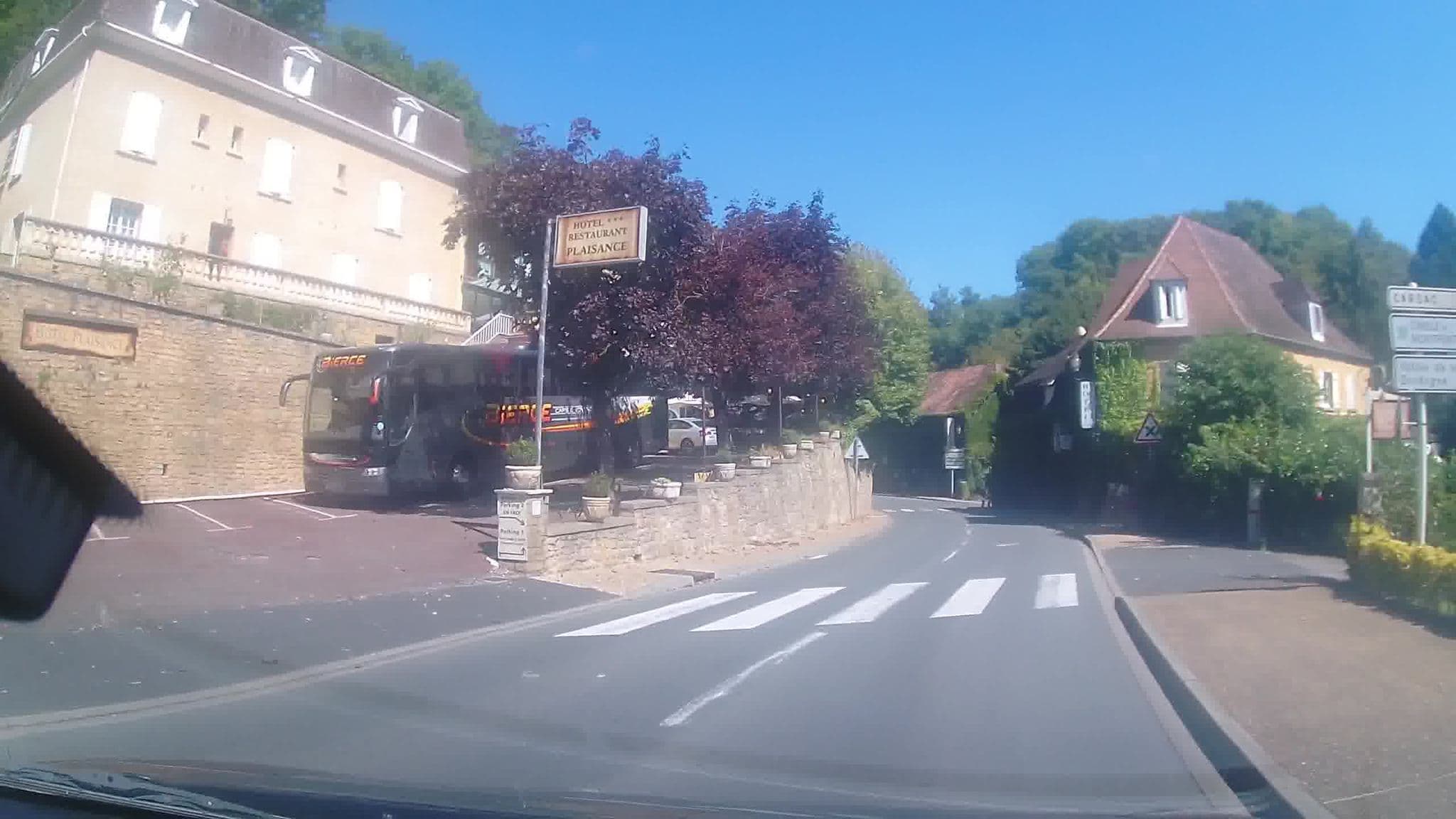 Street view near Restaurant Logis de France Hôtel Plaisance Adhérent Vitrac, Domme — © trigpoint (CC BY-SA · Mapillary)