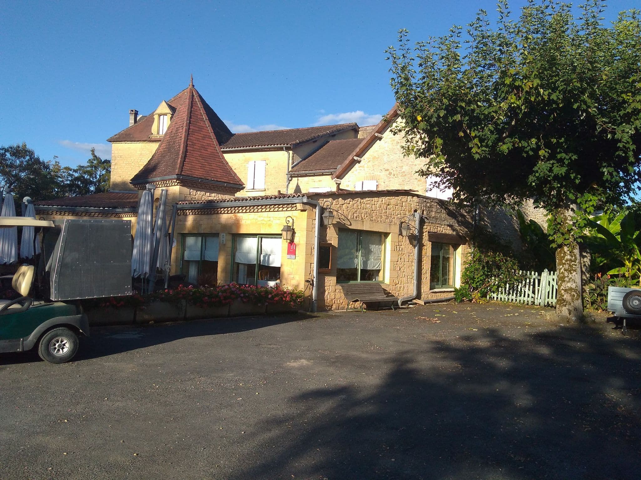 Street view near Hôtel-Restaurant Laborderie, Sarlat-la-Canéda — © nlehuby_ (CC BY-SA · Mapillary)